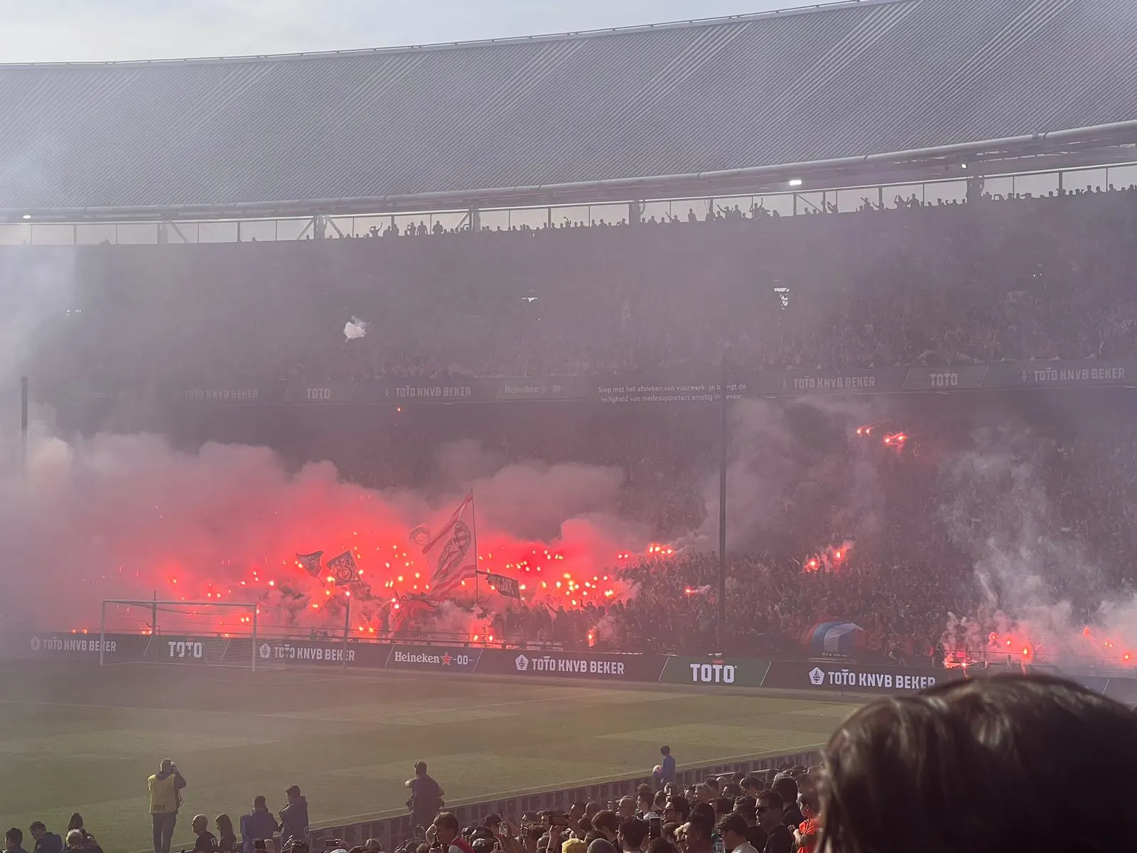 Extra politiecontrole heeft niet geholpen: veel vuurwerk bij begin bekerfinale