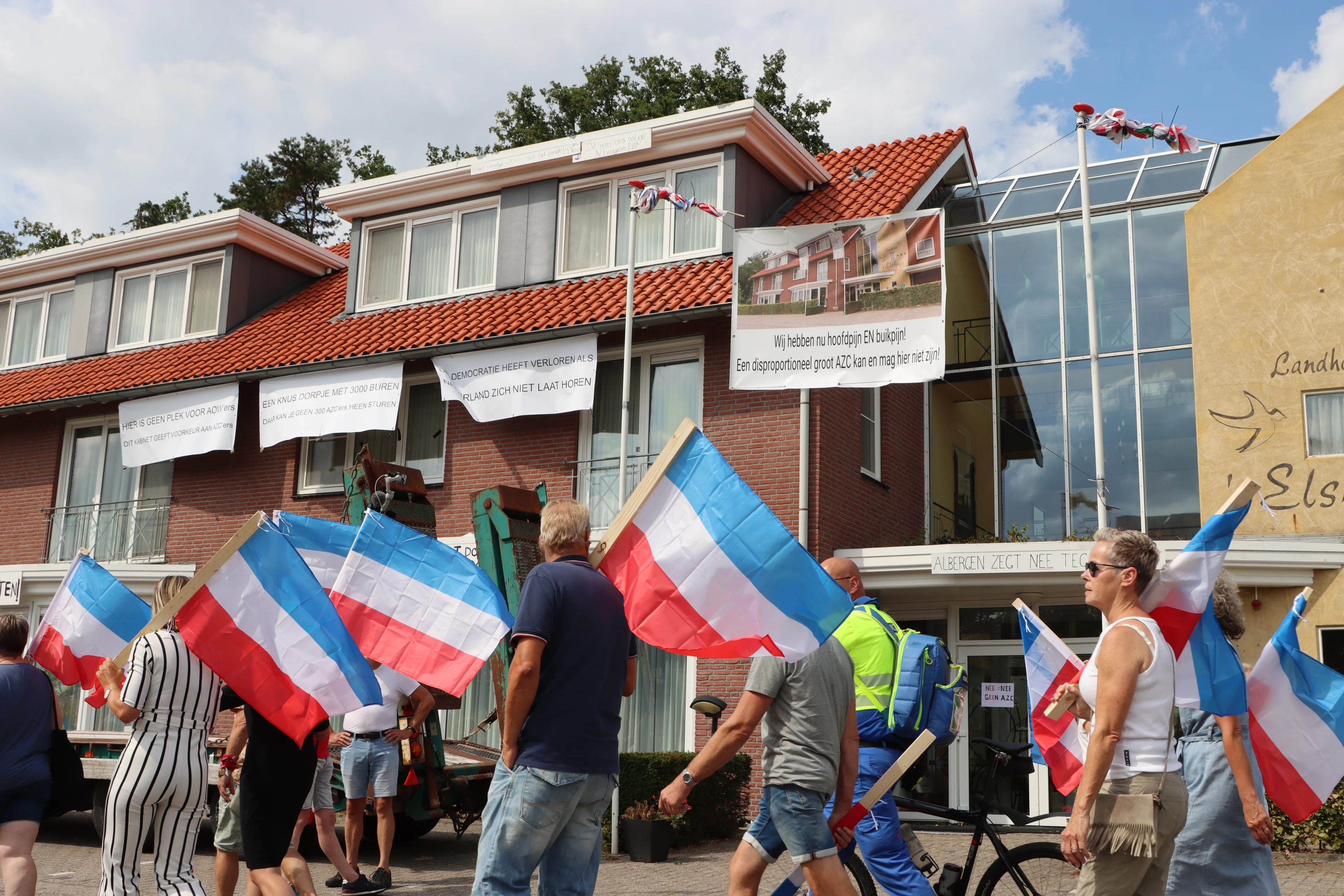 Omwonenden 'asielhotel' in Albergen bang aan hun lot te worden overgelaten