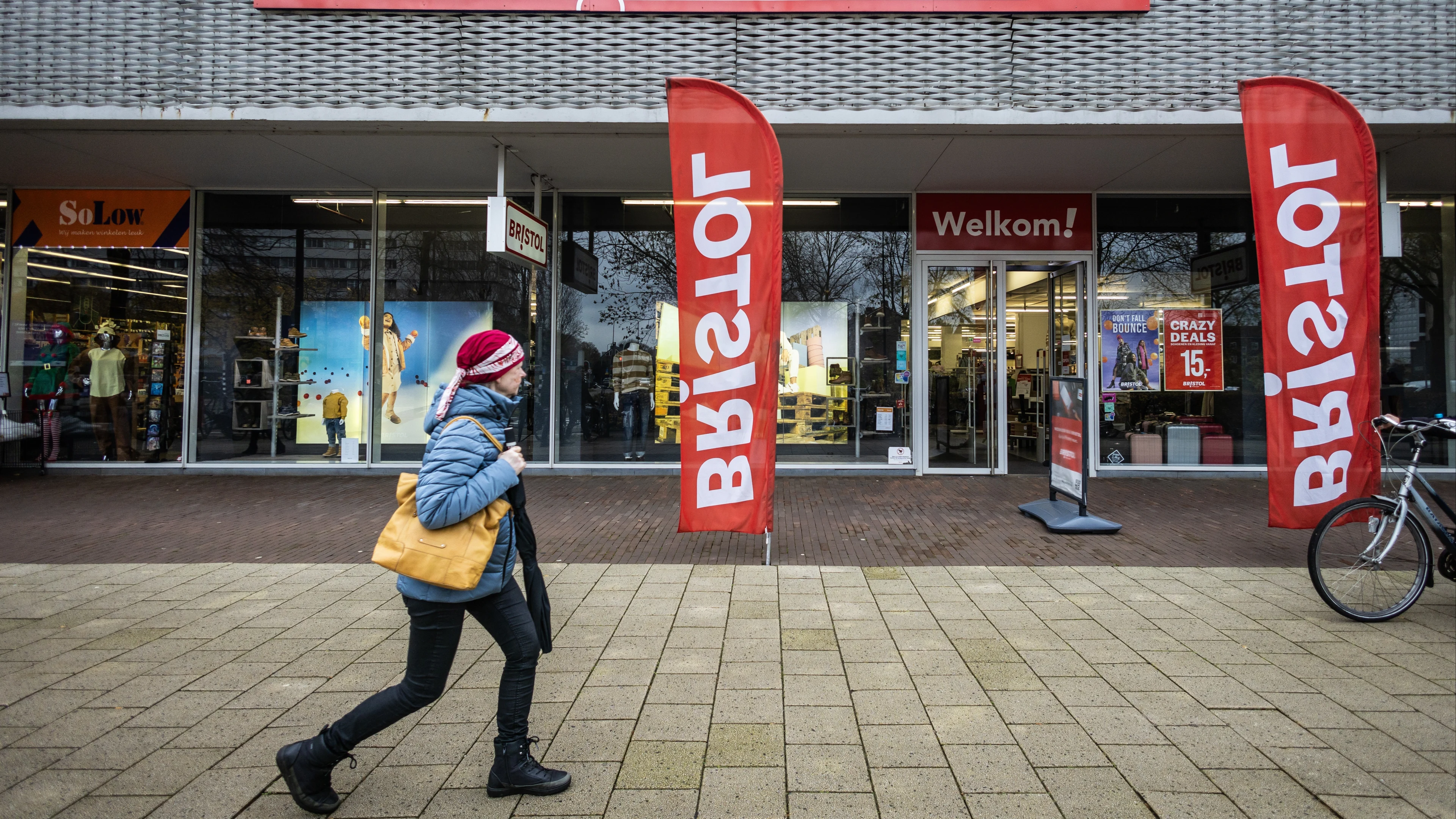 Grote uitverkoop van kleding en schoenen door problemen bij Bristol