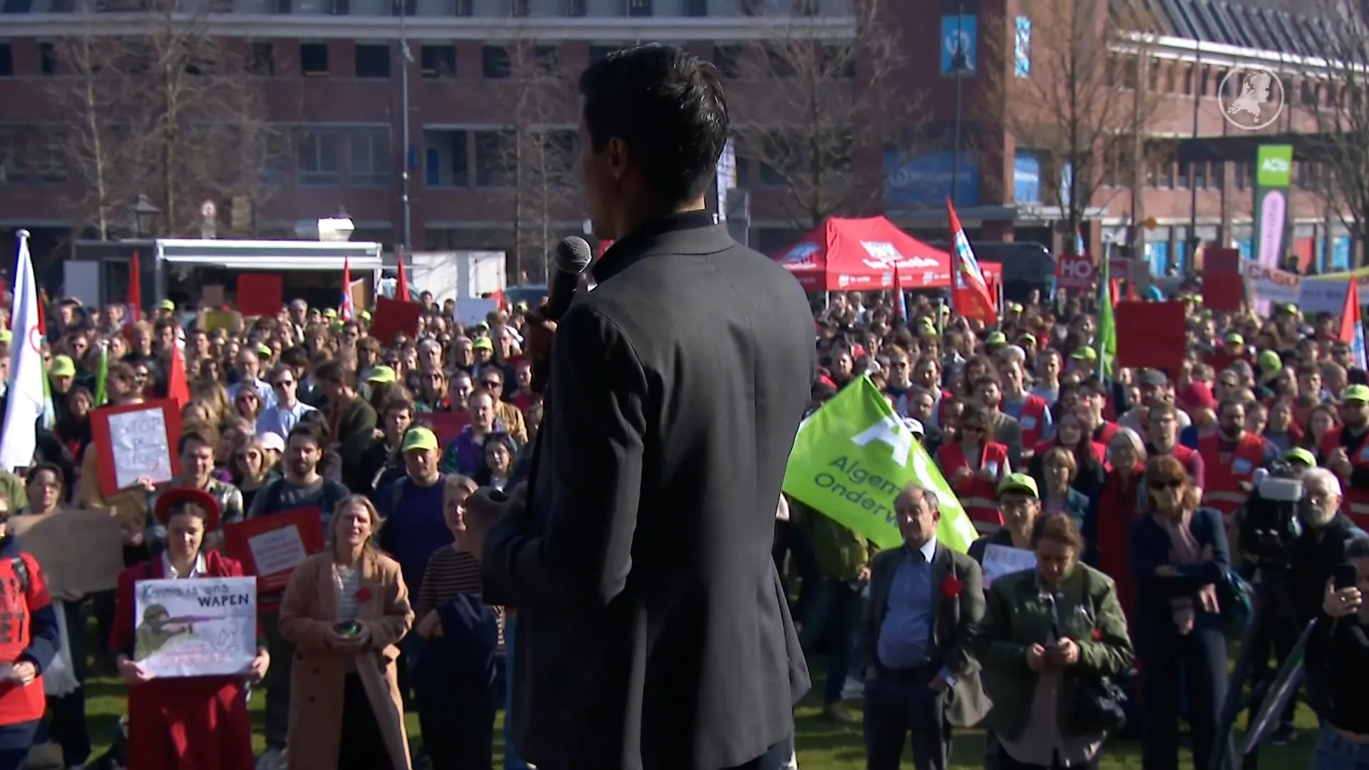 Estafettestaking tegen bezuinigingen: studenten en docenten samen hand in hand