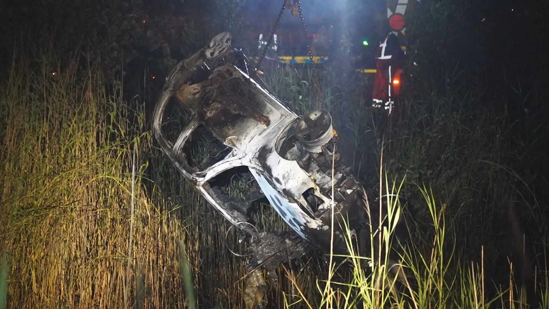 Bestuurder spoorloos nadat auto van weg schiet en in de brand vliegt in Eindhoven