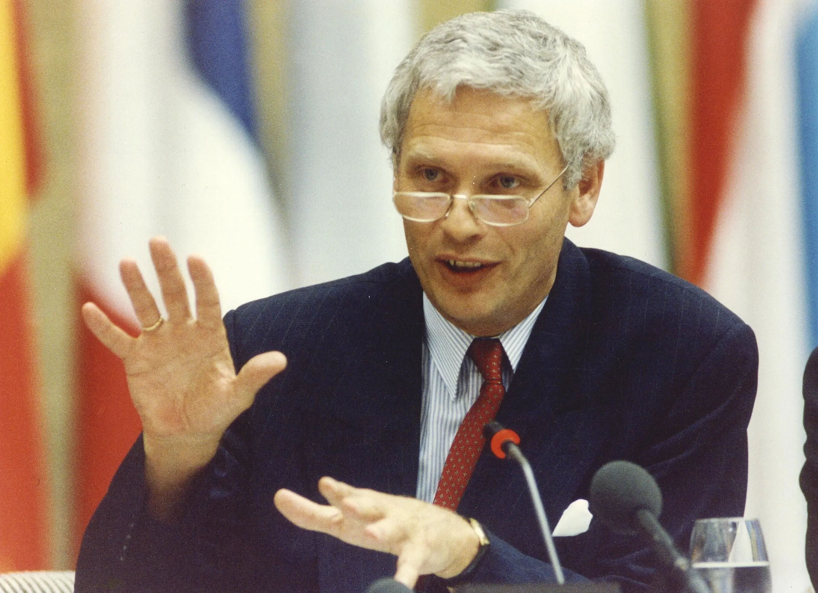 Oud-minister Hans van den Broek (88) overleden
