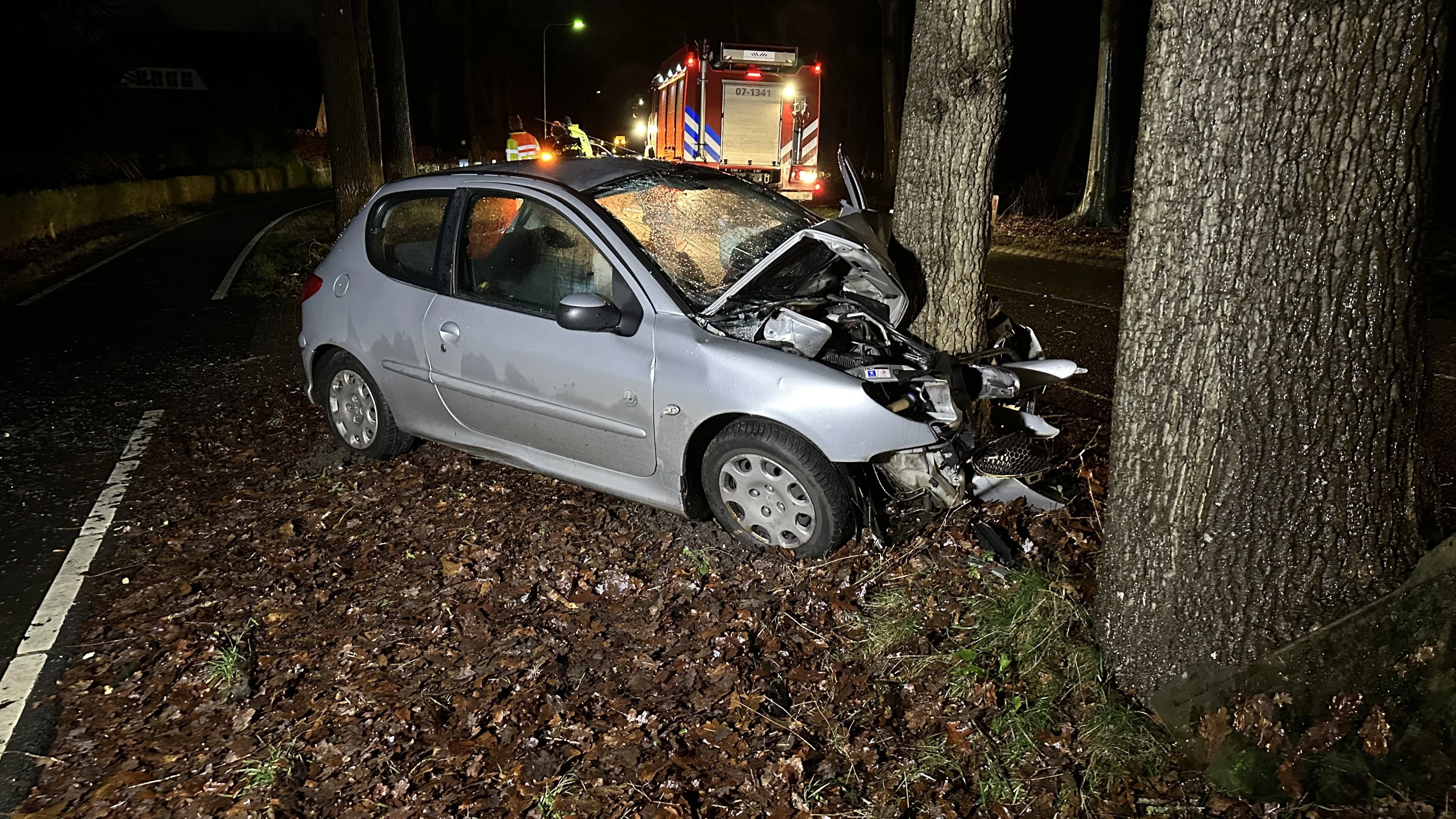 Vrouw (24) verliest controle over stuur en crasht tegen boom in Putten