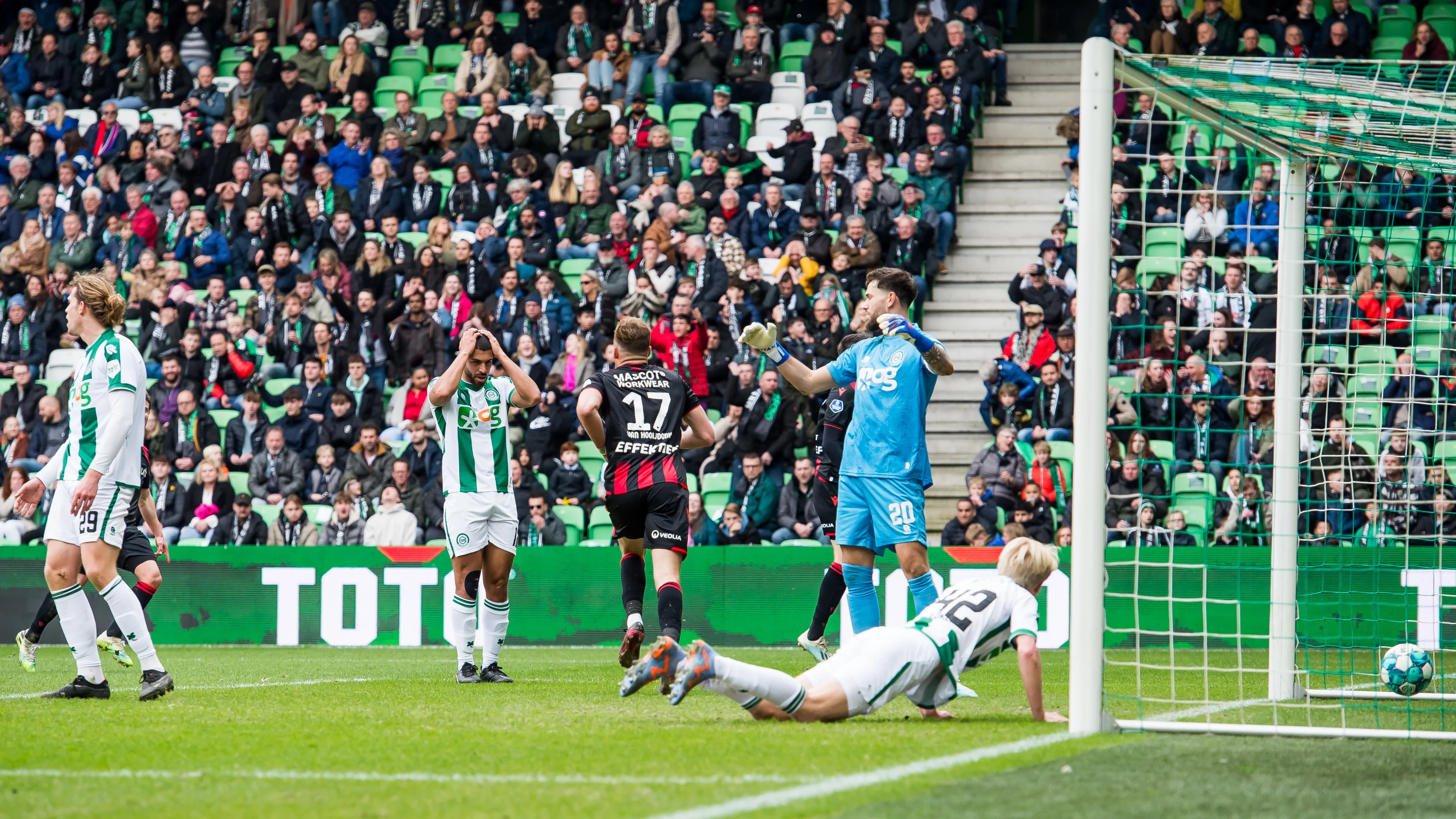 FC Groningen-fans op de vuist met spelers, wedstrijd stilgelegd