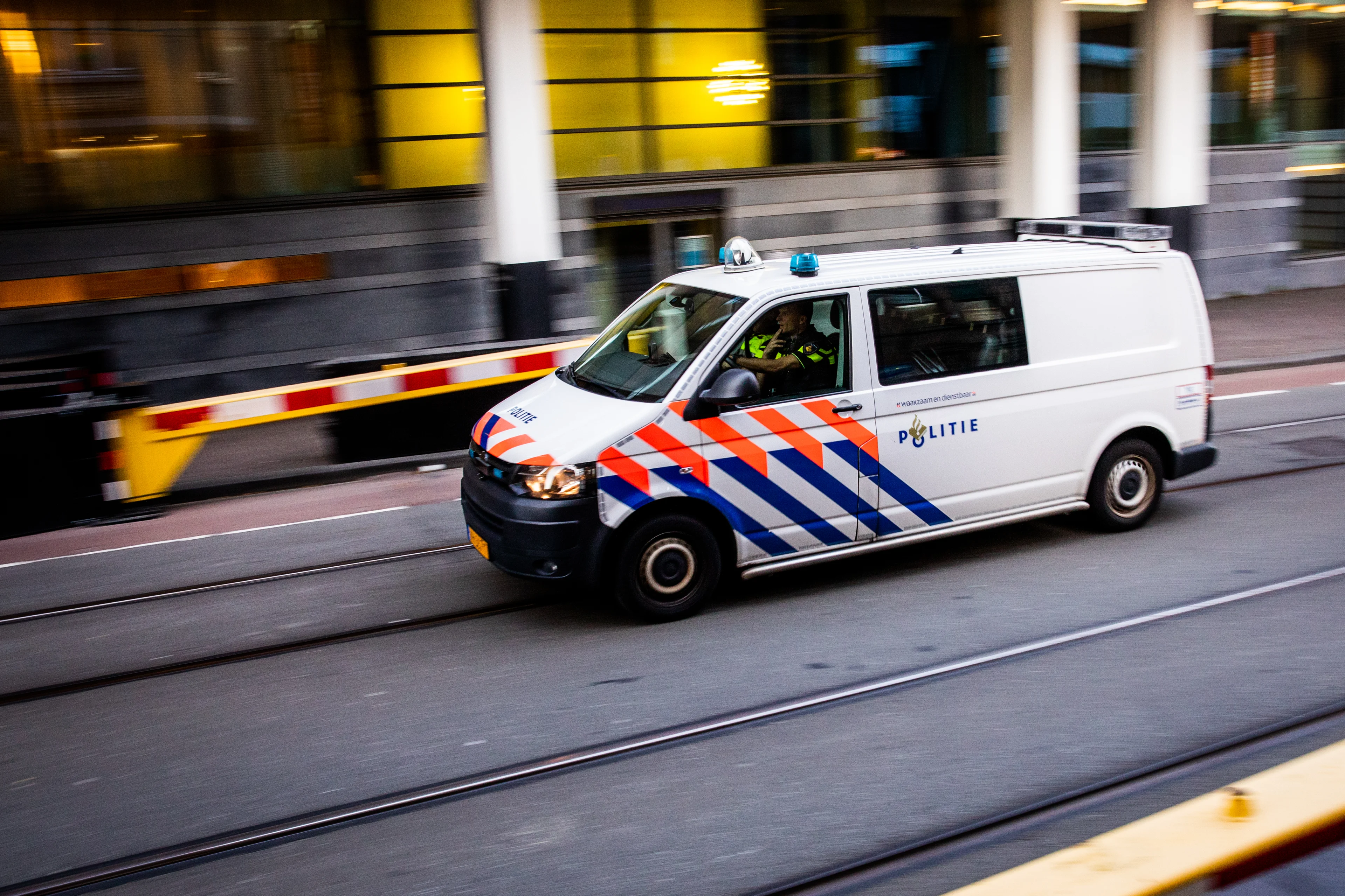 Politie beëindigt Koningsdagfeest met 40 mensen in Groningen