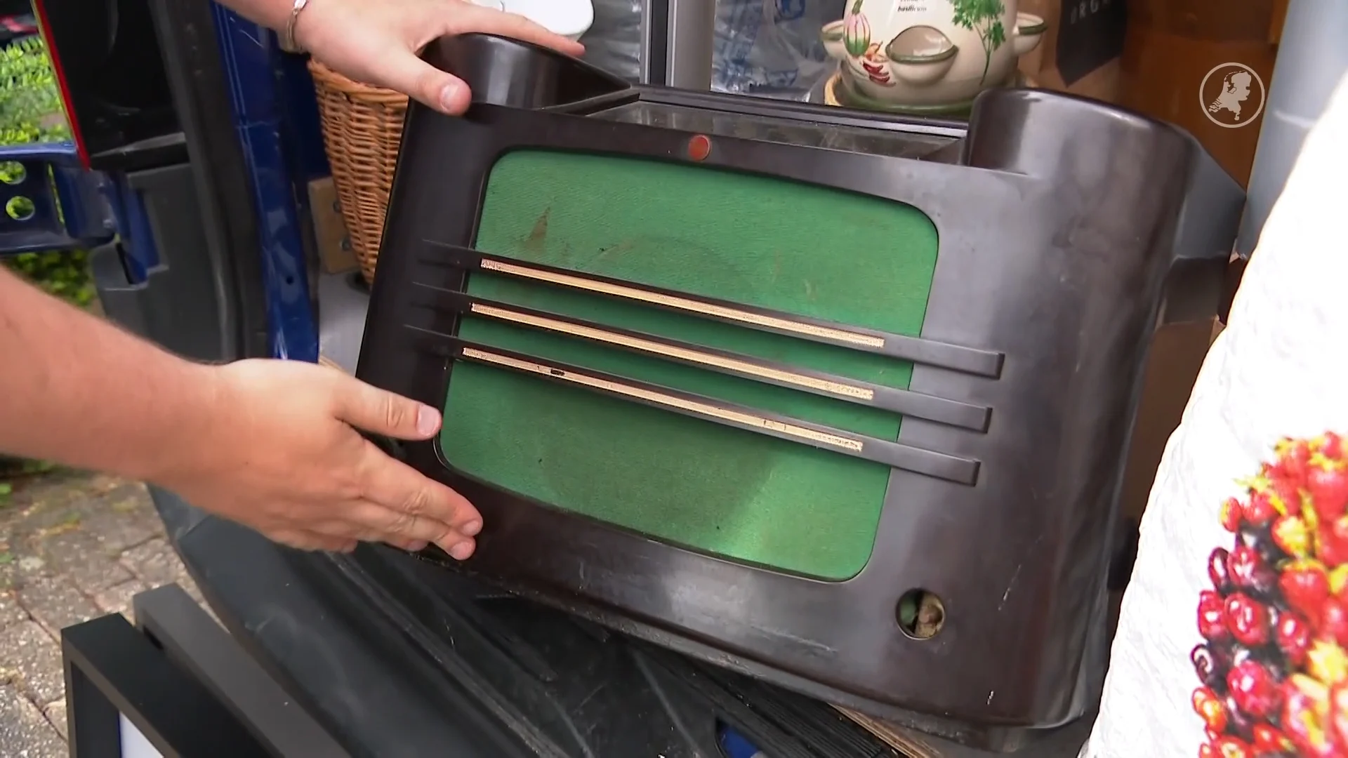 Ouderen kunnen moeilijk ontspullen, dit initiatief helpt ze op weg