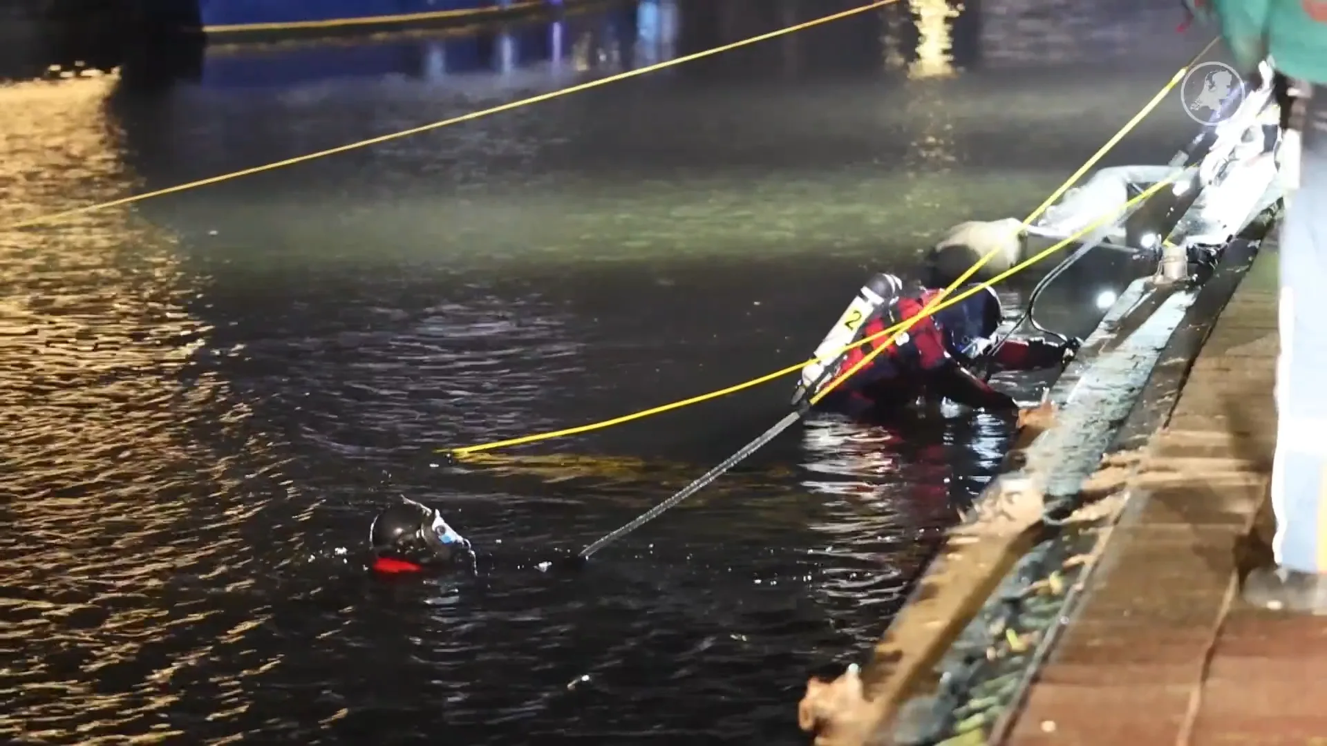 Man (86) in kritieke toestand na auto te water in Sneek