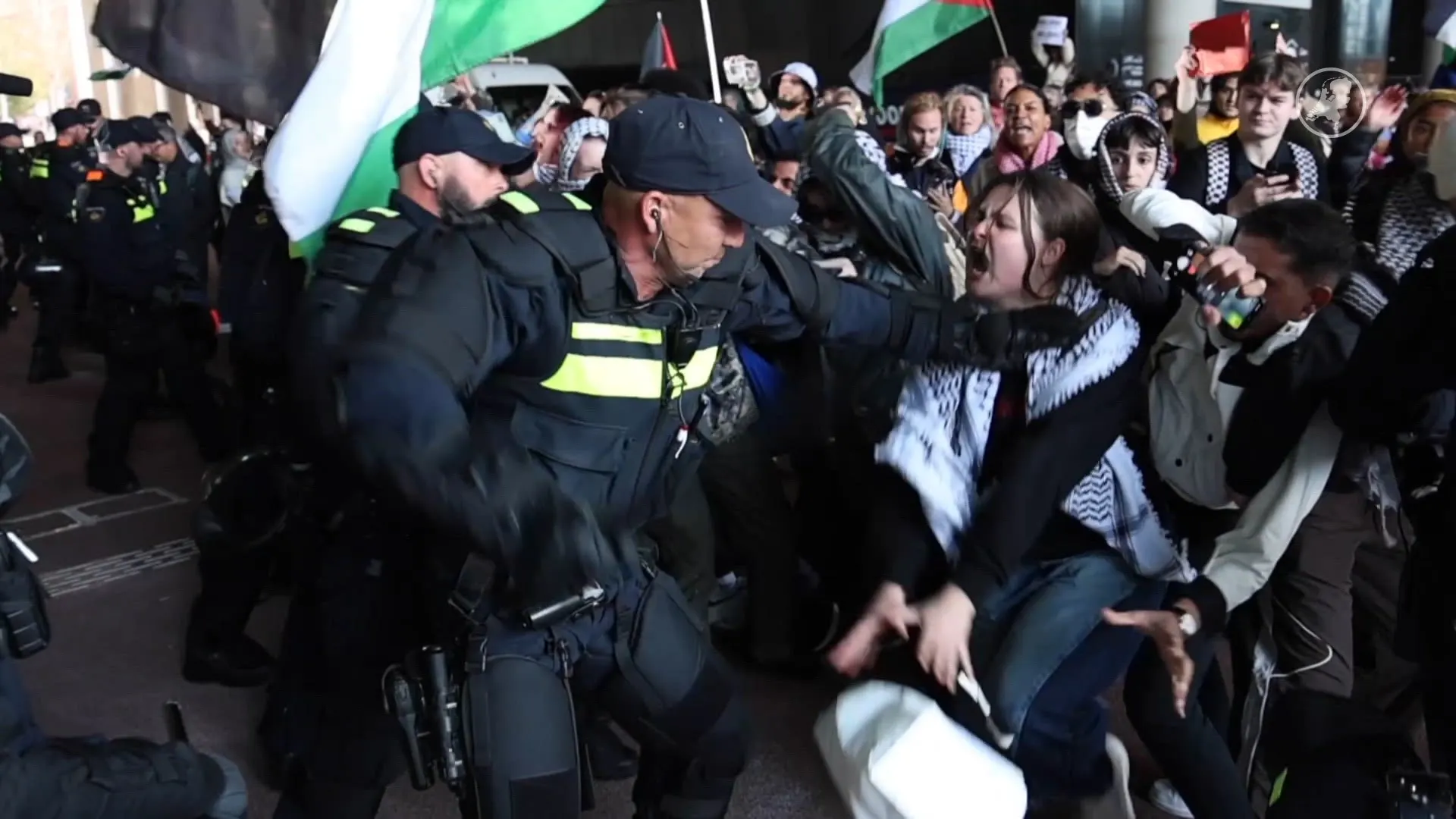 ME houdt demonstranten op afstand van ingang ministerie Buitenlandse Zaken