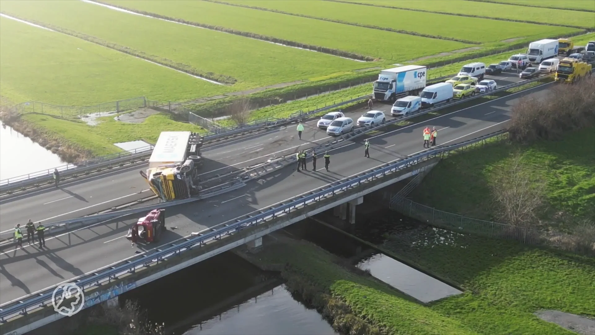 Vrachtwagen kantelt en verspert N11, weg lange tijd afgesloten