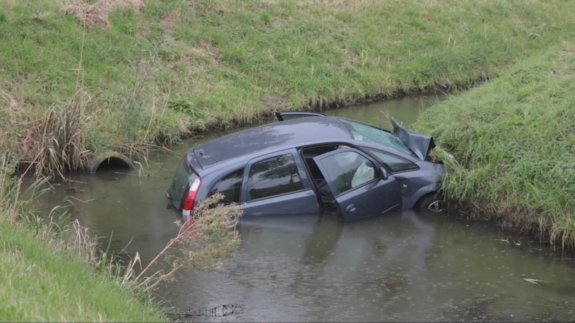 Man (38) overleden bij auto-ongeluk in sloot bij Vierpolders