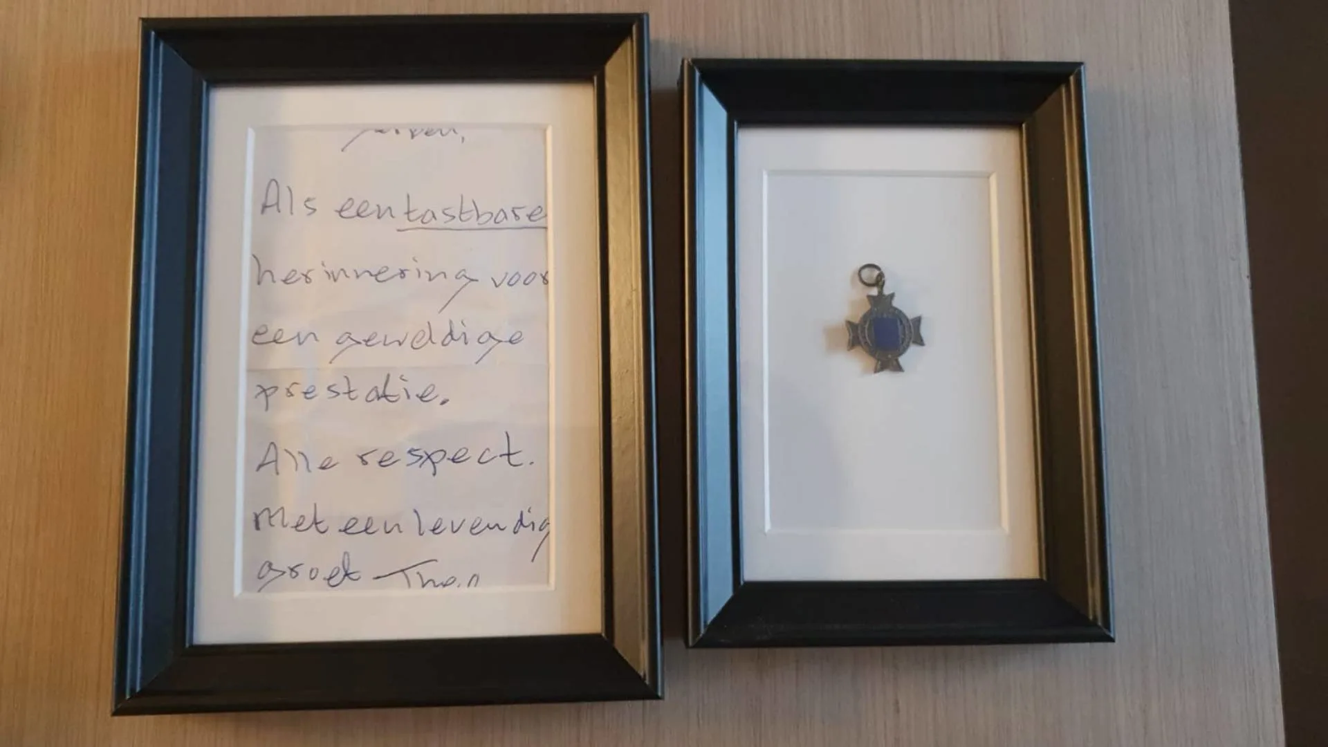 Gerben krijgt Elfstedenkruisje cadeau na voltooien van Tocht