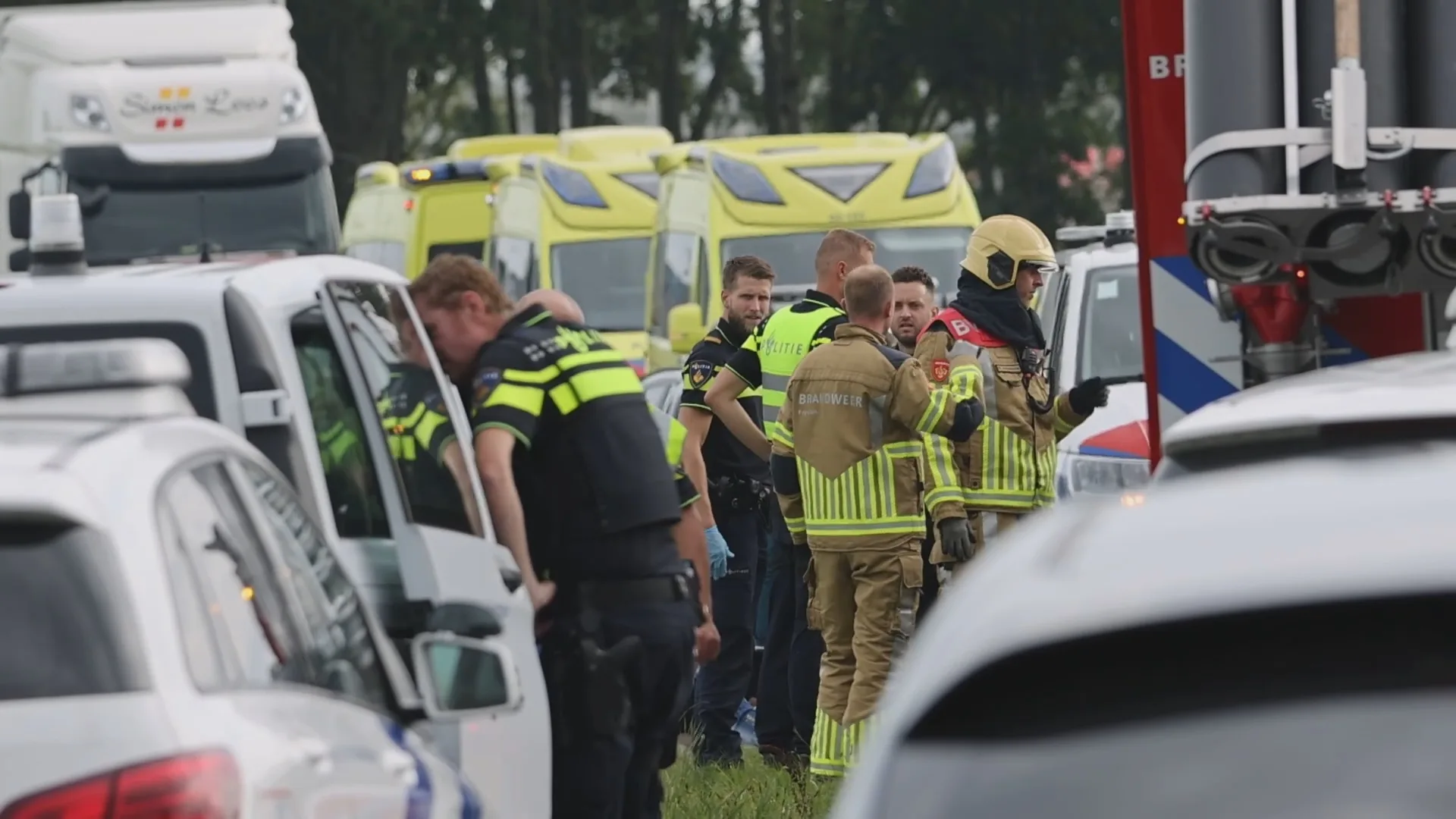 Ongeluk tussen bus en taxi in Berlikum: 14 gewonden, onder wie kinderen