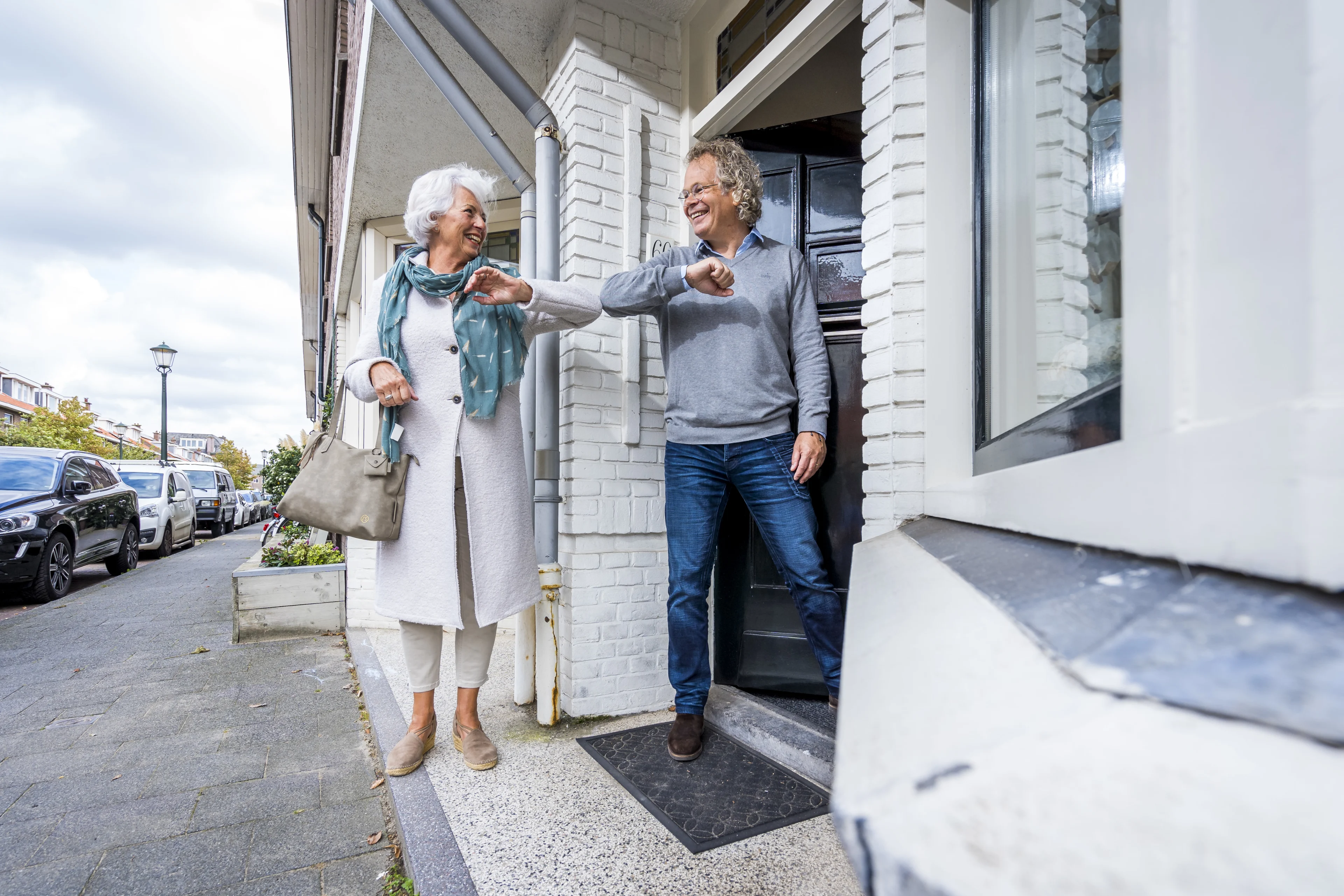 Dansen op je plek, saus in apart bakje en een taartmoment: RIVM geeft tips bij thuisbezoek