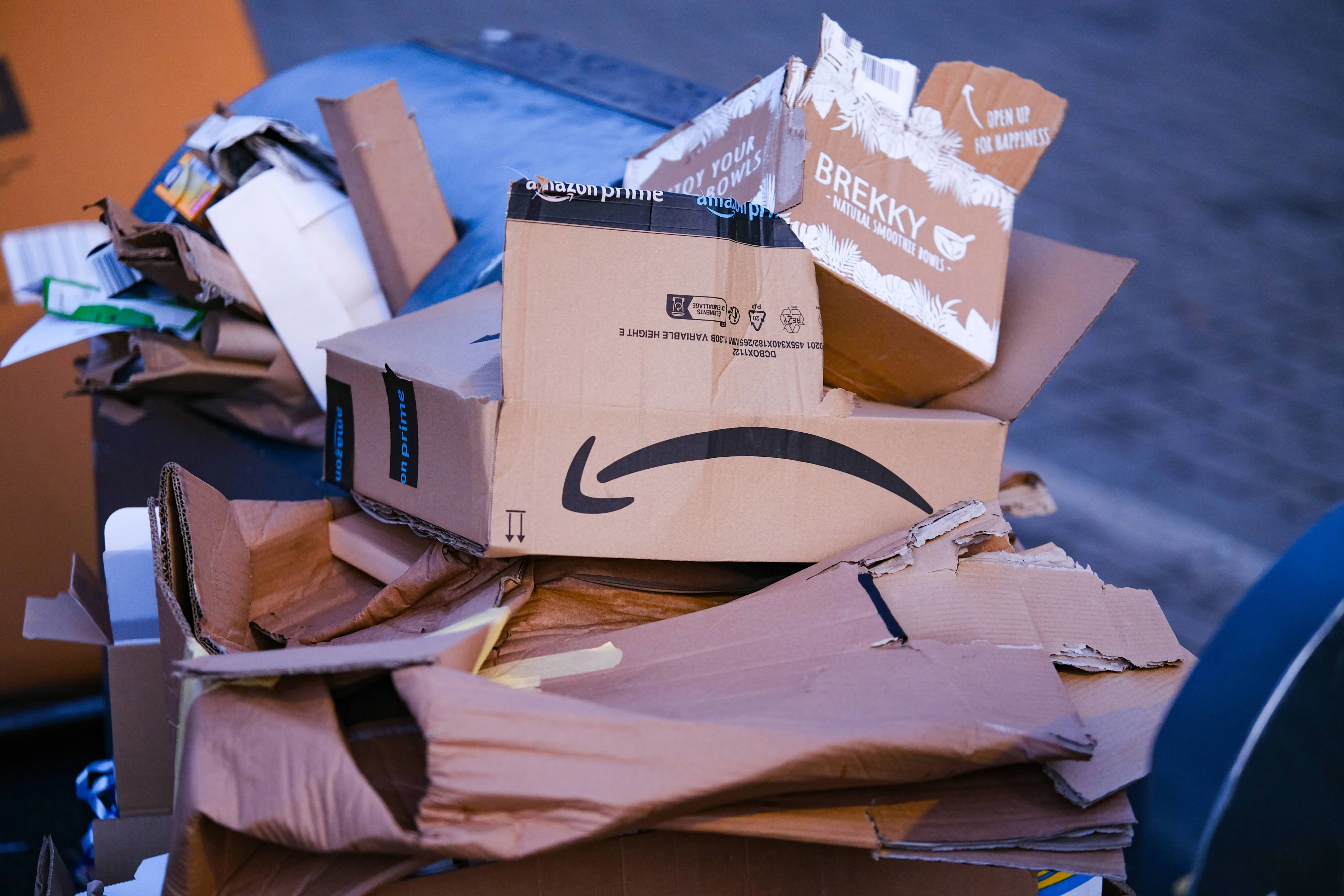 Slaper in papiercontainer komt in vuilniswagen terecht, raakt zwaargewond