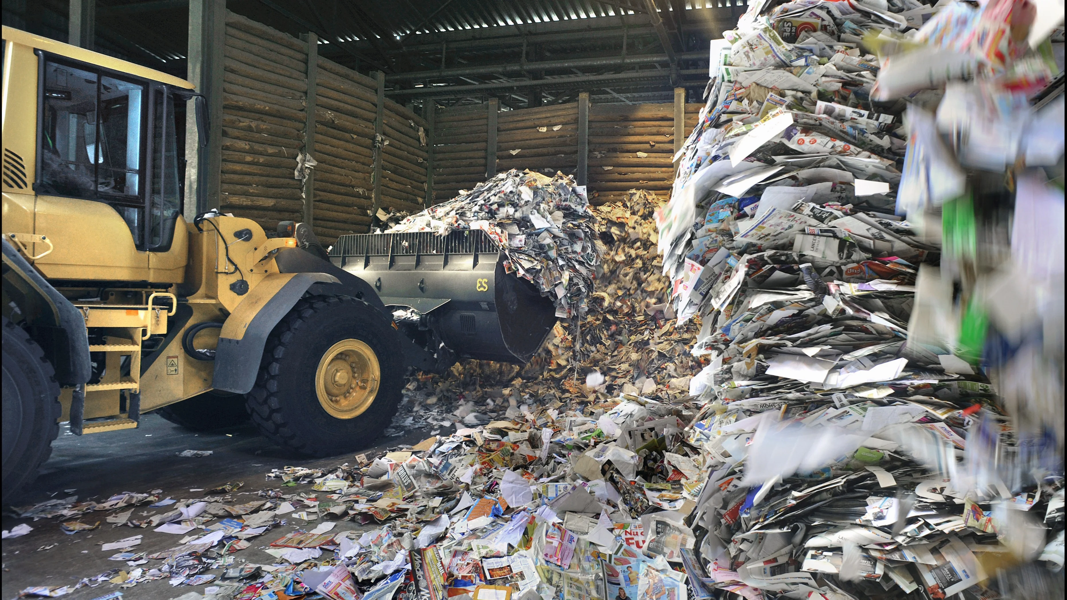 Boeren blokkeren ingangen van papierfabriek in Renkum om hoge stikstofuitstoot