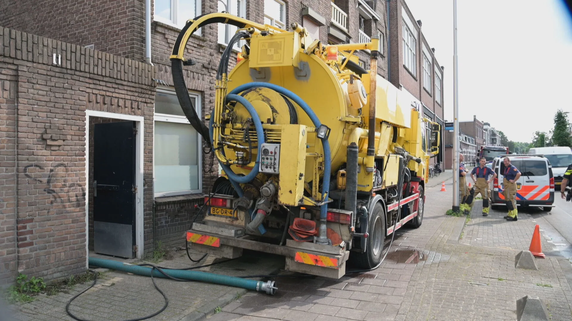 Man raakt onwel van dampen tijdens leegzuigen beerput