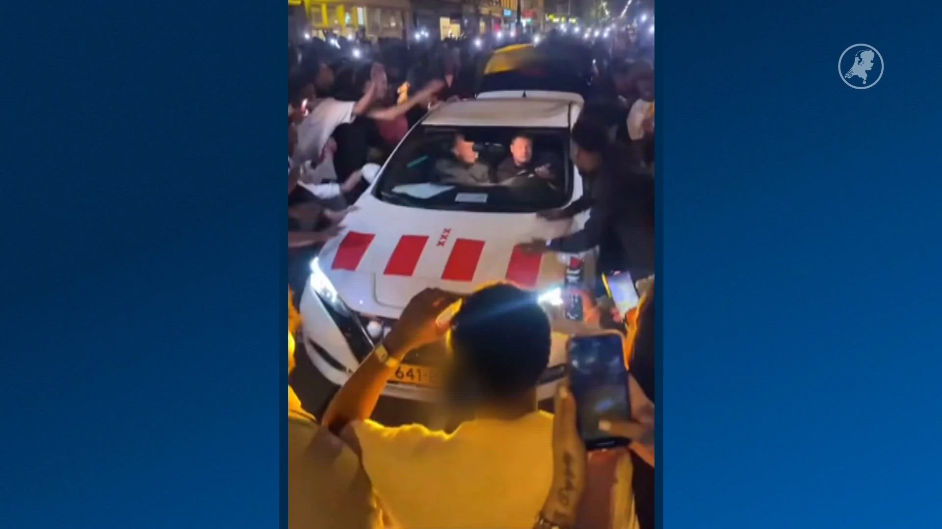 Menigte klimt op auto van handhaving Amsterdam