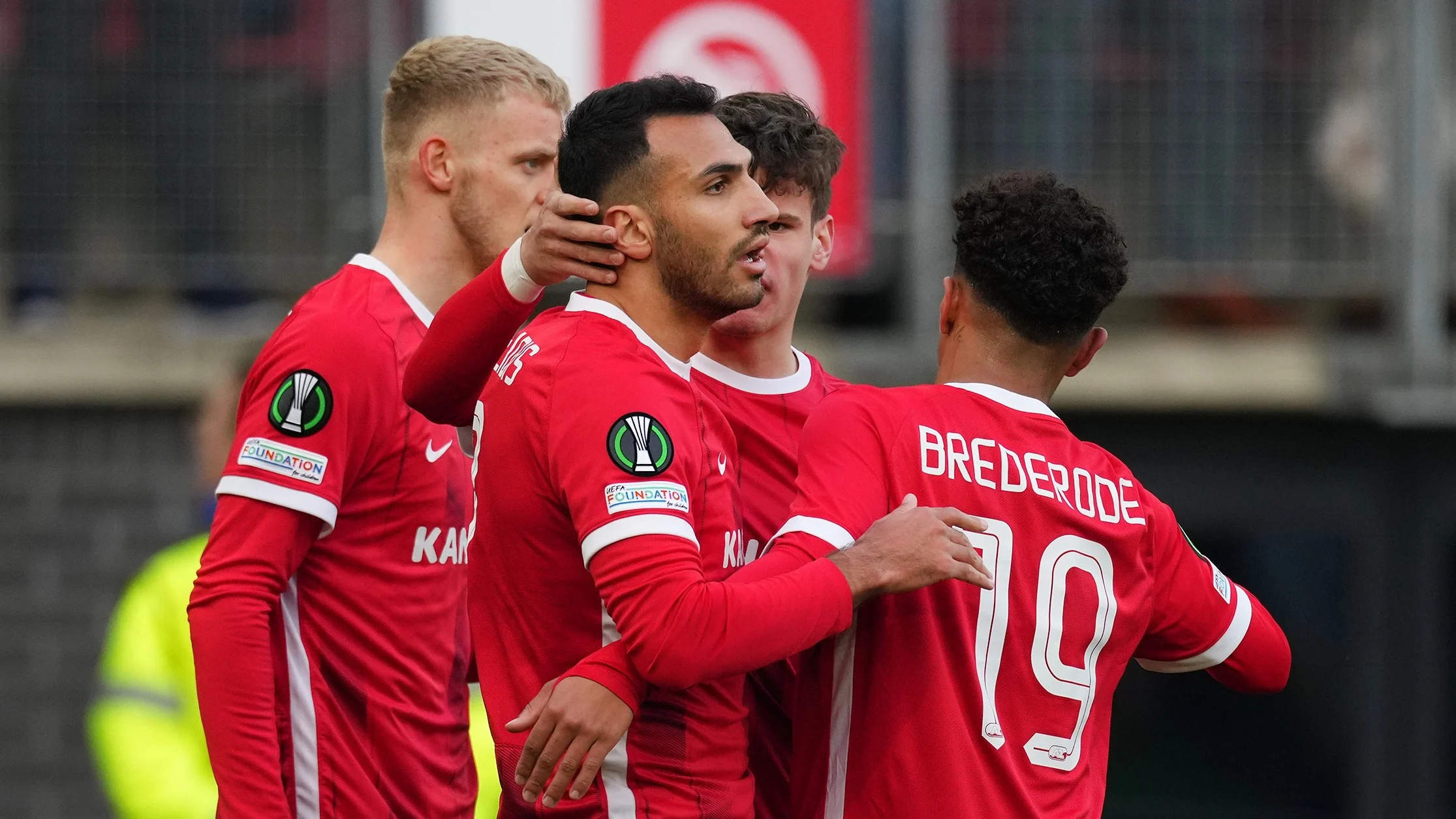AZ in halve finale Conference League dankzij winst na strafschoppen op Anderlecht