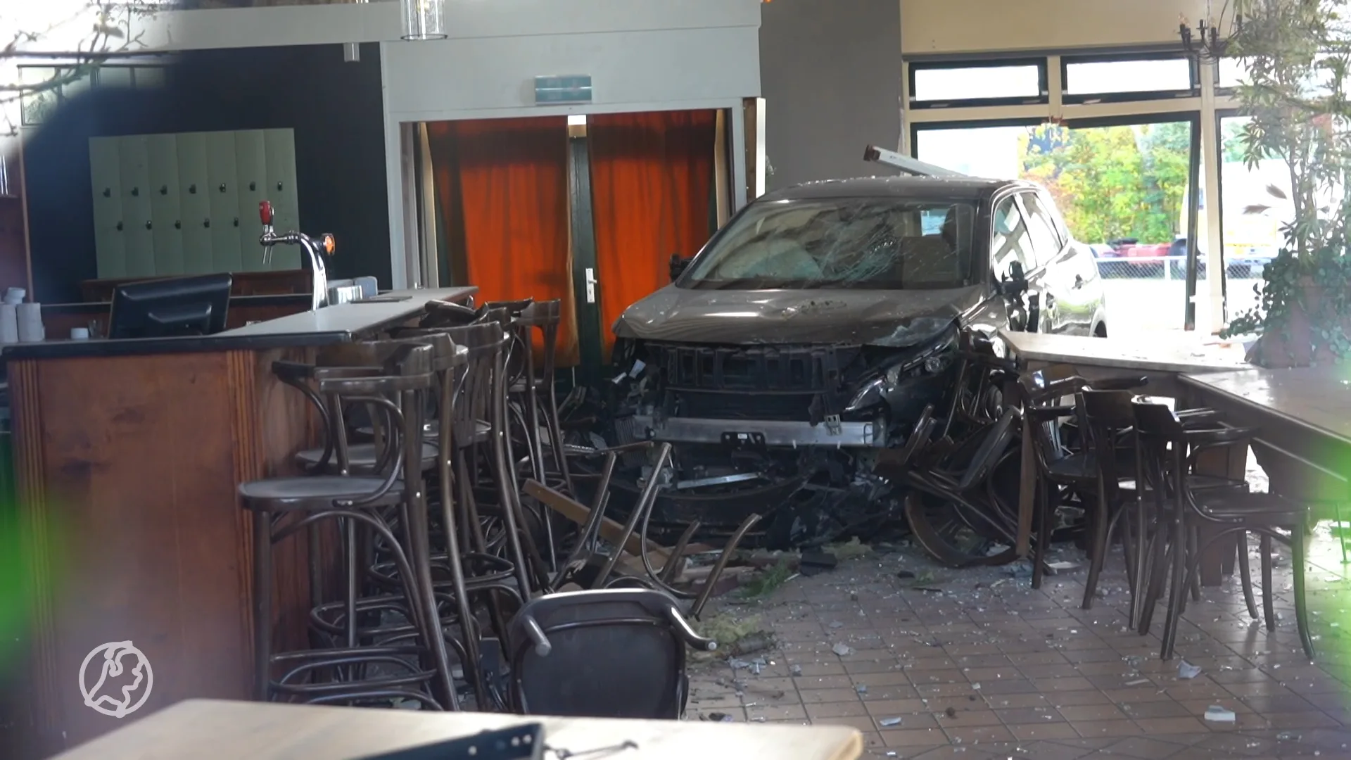 Enorme schade in restaurant nadat auto pand binnen is gereden
