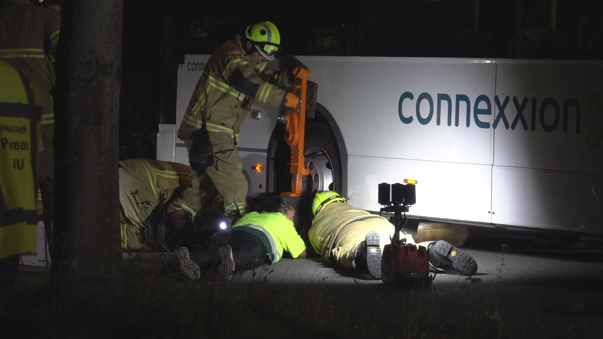 Hond vast onder lijnbus na aanrijding, hulpdiensten rukken massaal uit
