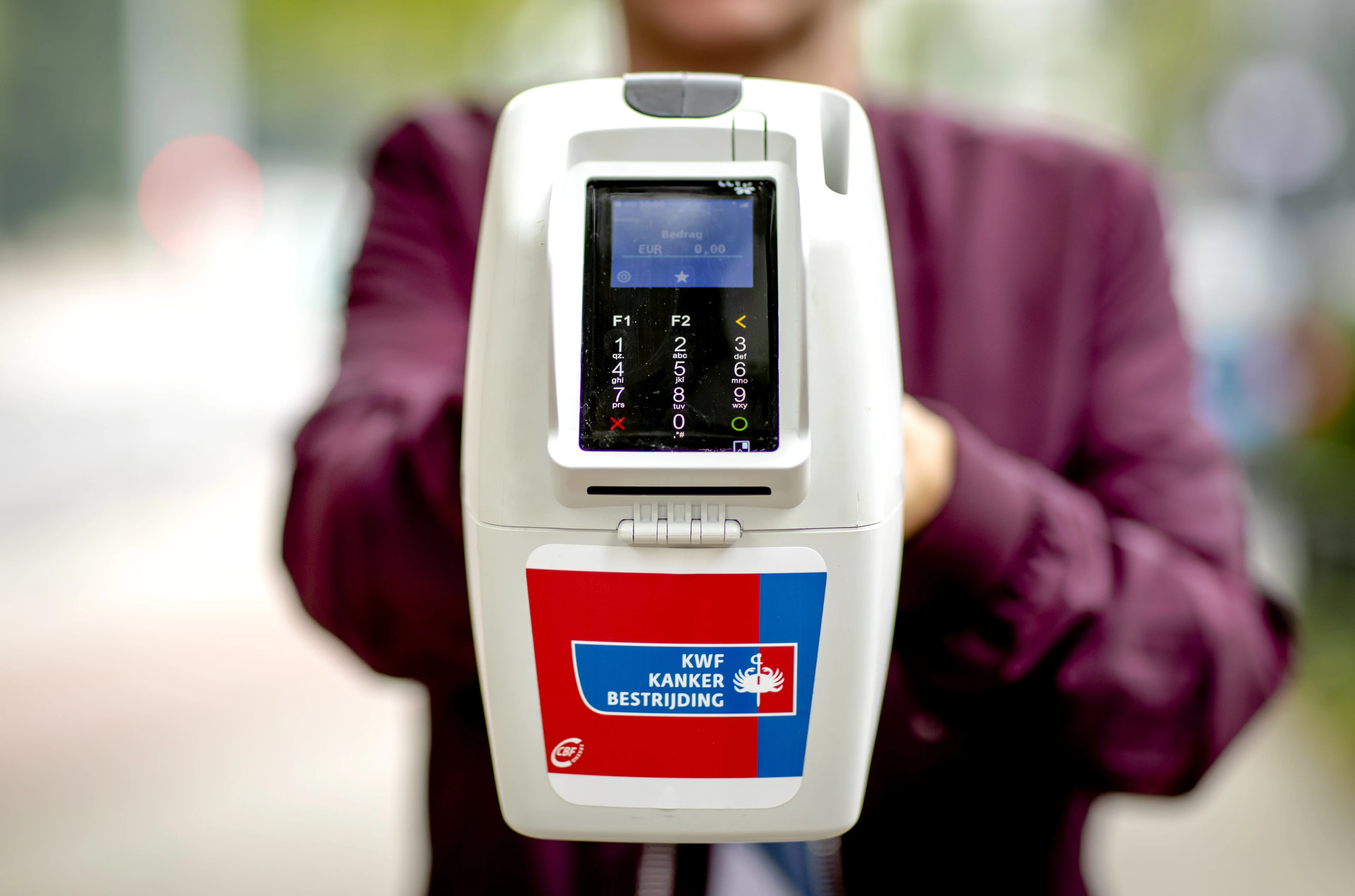Man steelt collectebus KWF Kankerbestrijding uit supermarkt Schiedam