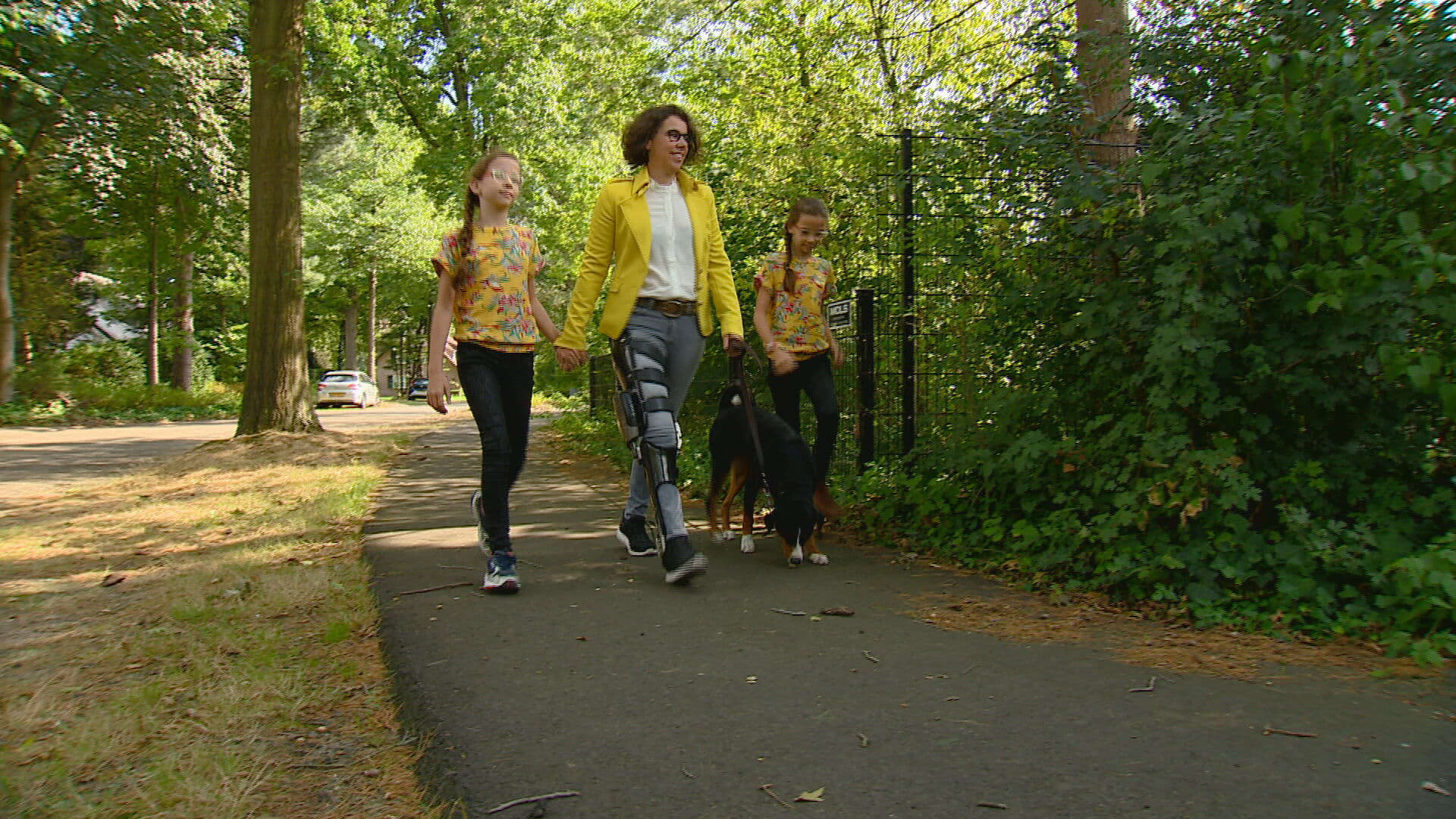 Na vijf jaar in een rolstoel met een verlamd been kan Linda nu weer lopen