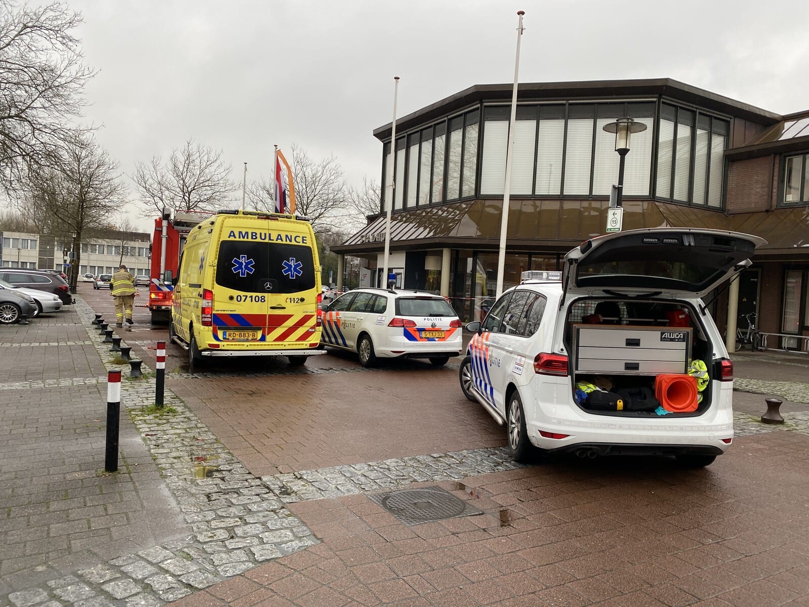 Man probeert zichzelf in brand te steken bij stadhuis in Nijkerk