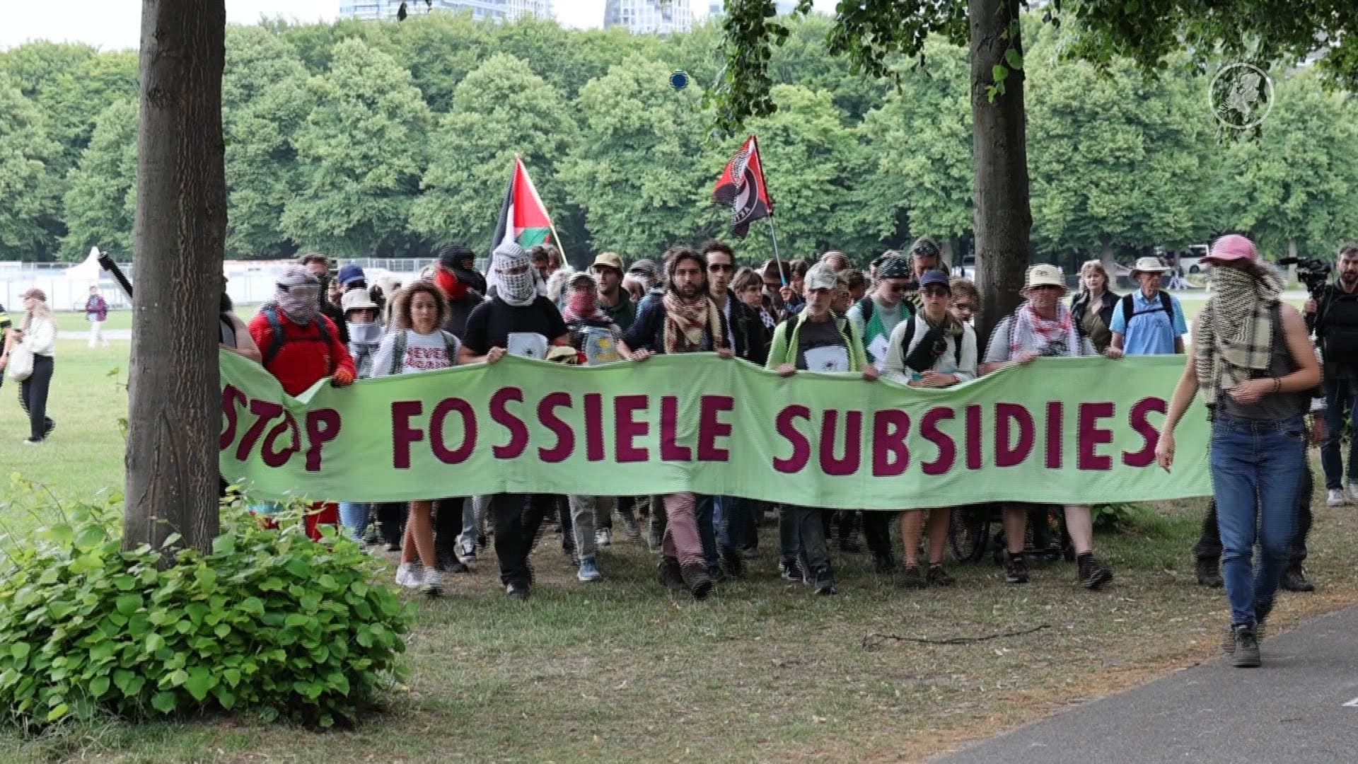 Politie houdt klimaatactivisten aan die A12 proberen te blokkeren