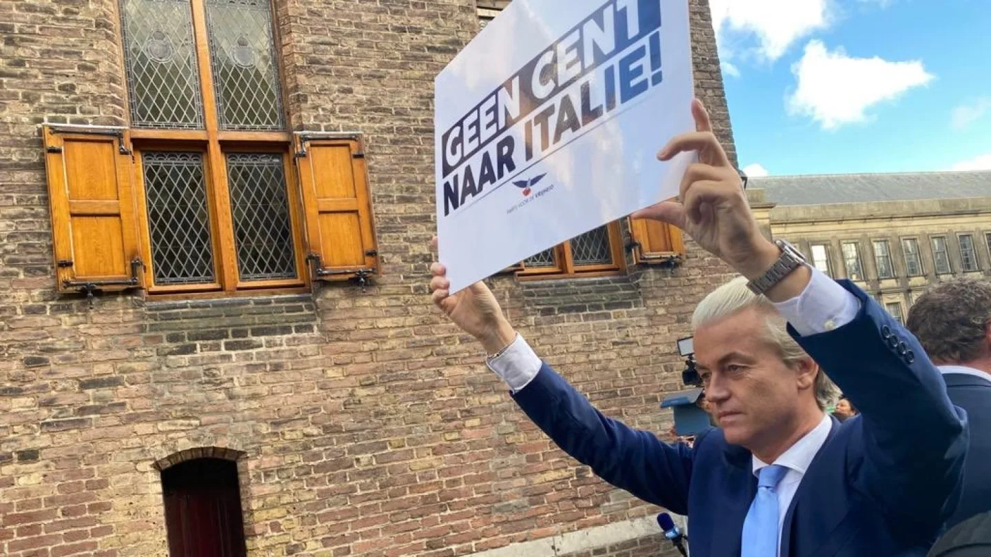 Geert Wilders demonstreert in zijn eentje op het Binnenhof: 'Geen cent naar Italië!'