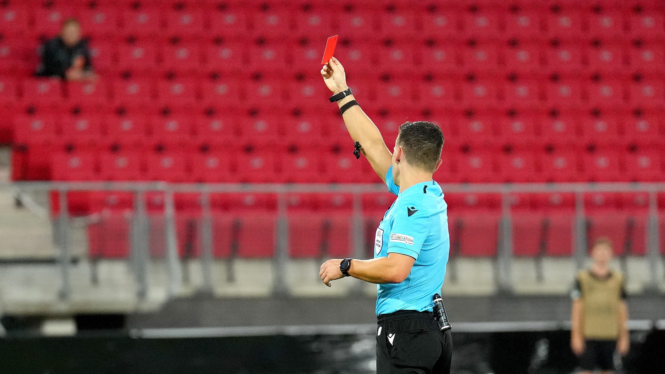 Voetbalclub Unitas'30 gaat schelden met kanker bestraffen: rode kaart en kantine poetsen