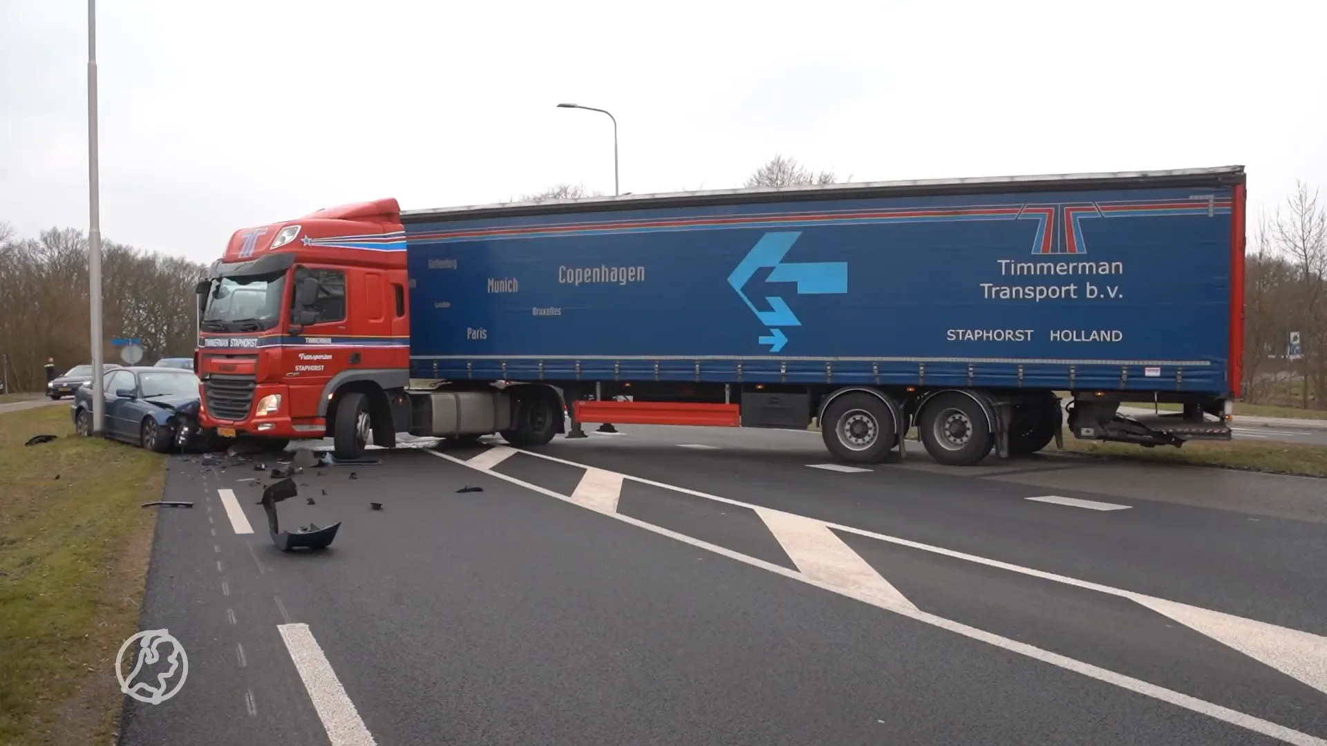 Bizarre actie: vrachtwagenchauffeur keert midden op 80 kilometer-weg en veroorzaakt botsing