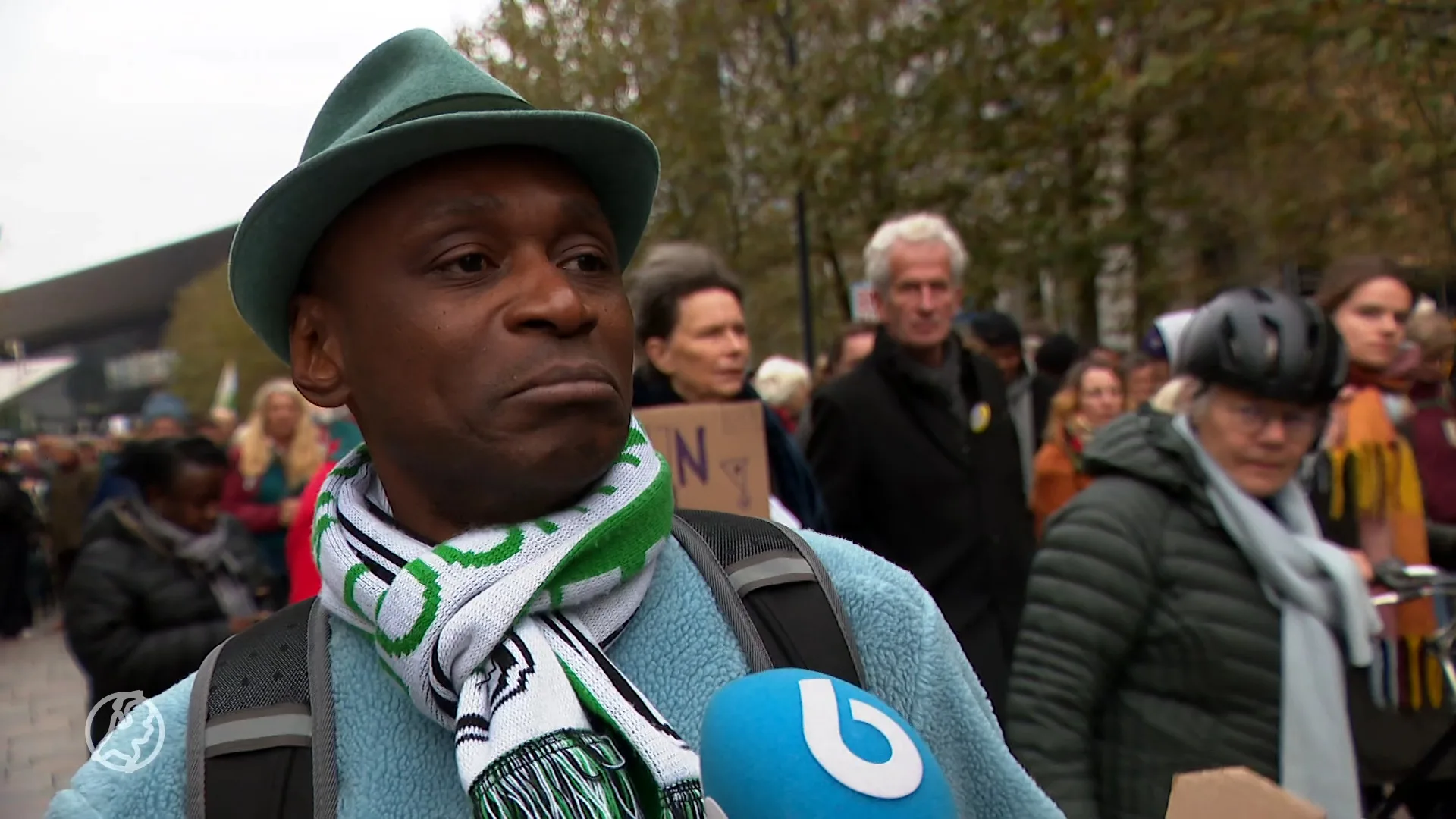 Honderden mensen lopen protestmars in Rotterdam tegen afschaffen bed-bad-brood