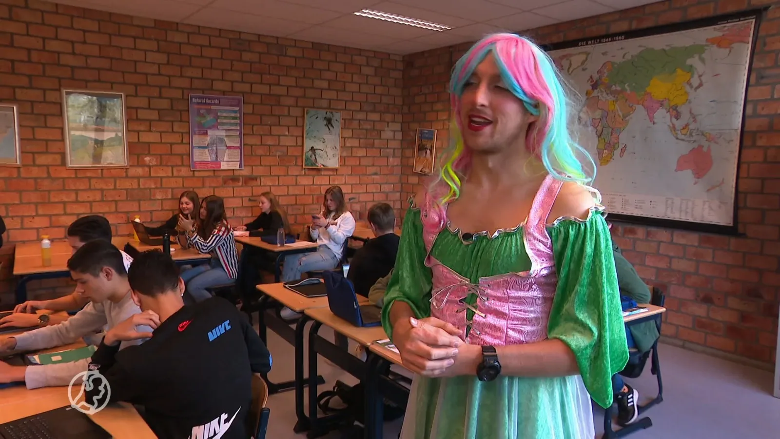 Tiktokkende docent hijst zich in prinsessenjurk voor Giro555: 'Hij had zijn benen wel mogen scheren'