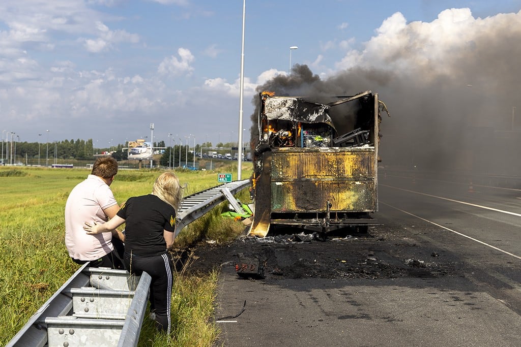 Kermisattractie brandt volledig uit op A9: 'Levenswerk in vlammen opgegaan'