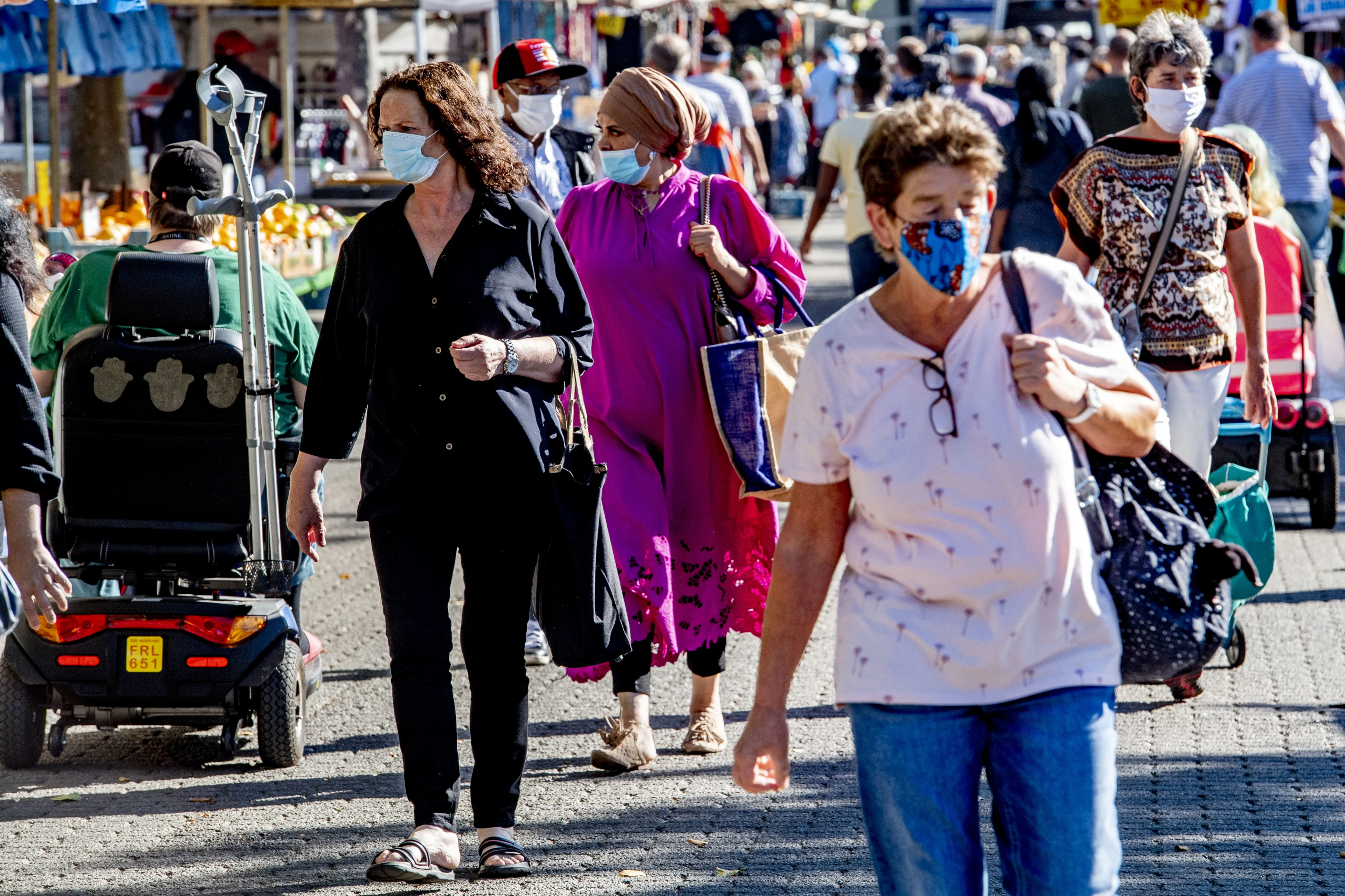 Oud-directeur infectieziekten pleit voor landelijk mondkapjesplicht