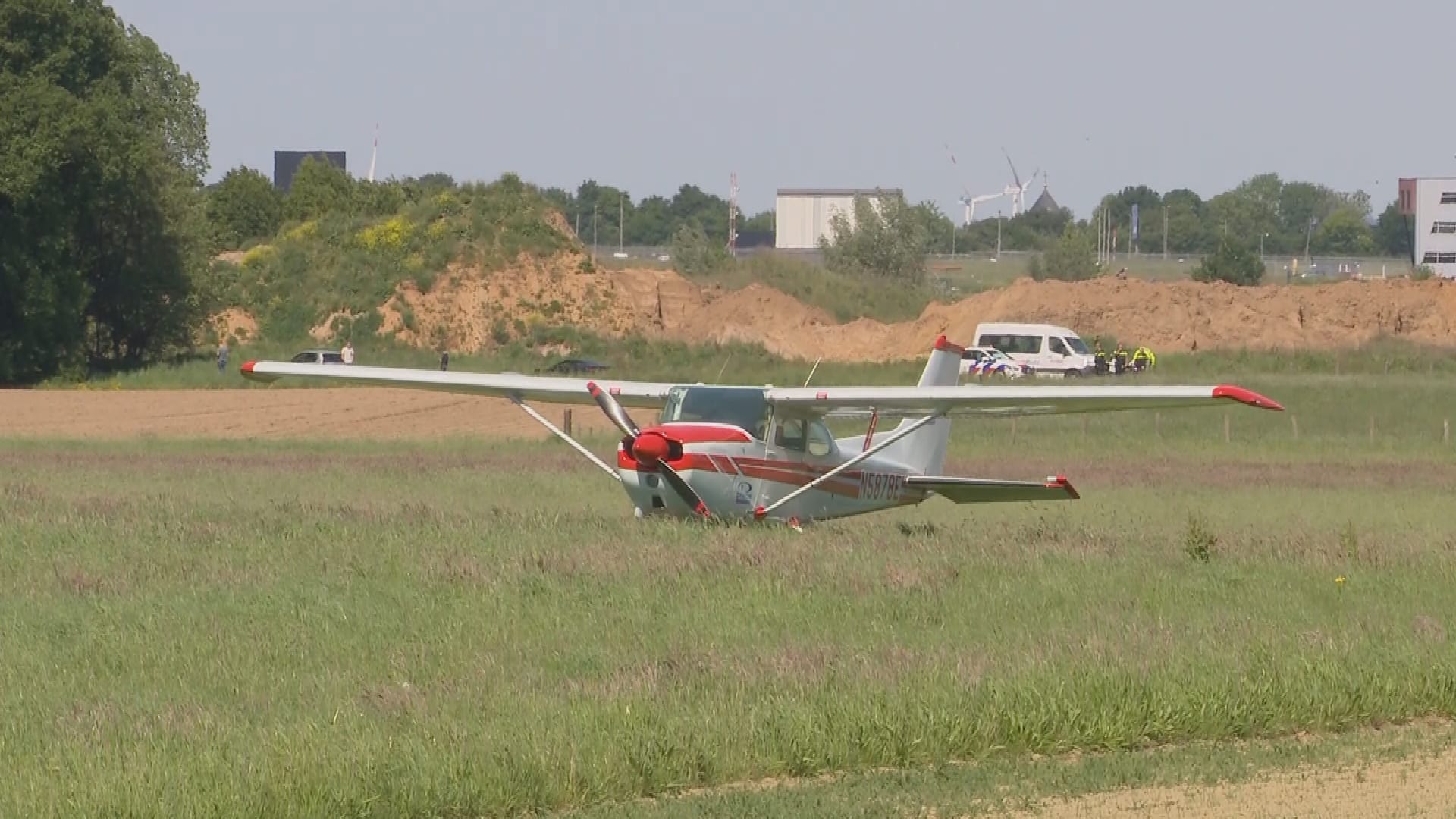 Vliegtuig maakt noodlanding in weiland bij Ulestraten