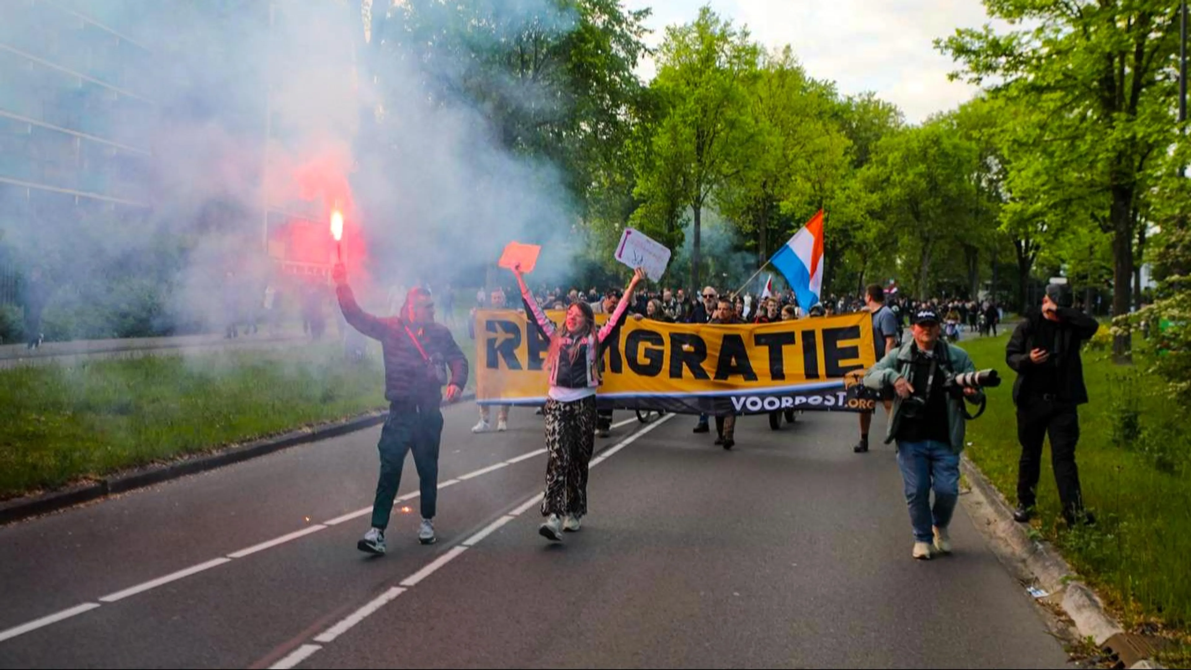 Inzet ME en meerdere aanhoudingen bij protest in Apeldoorn om azc ...
