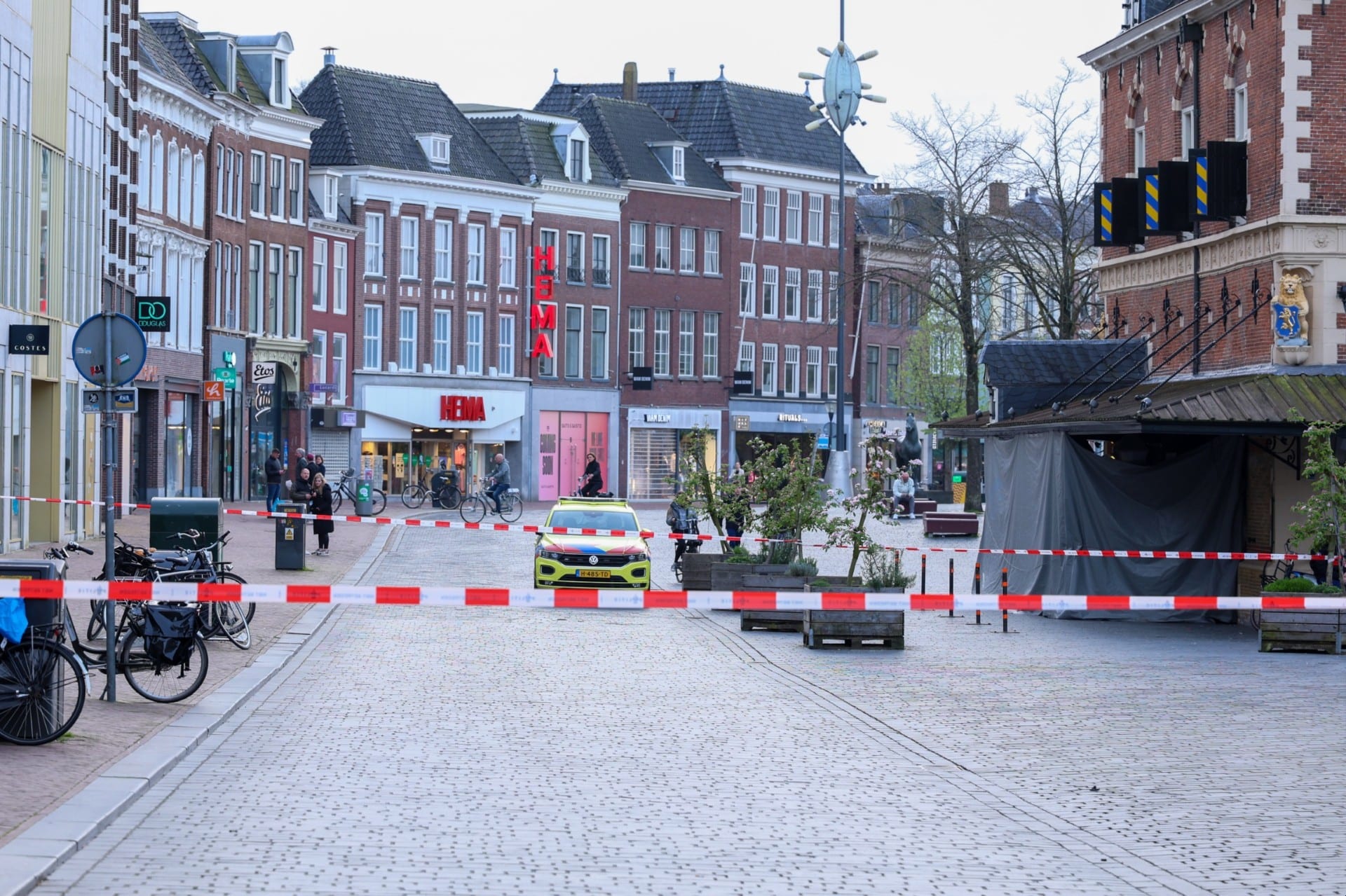 Man beschoten bij coffeeshop in Leeuwarden, vlucht supermarkt in