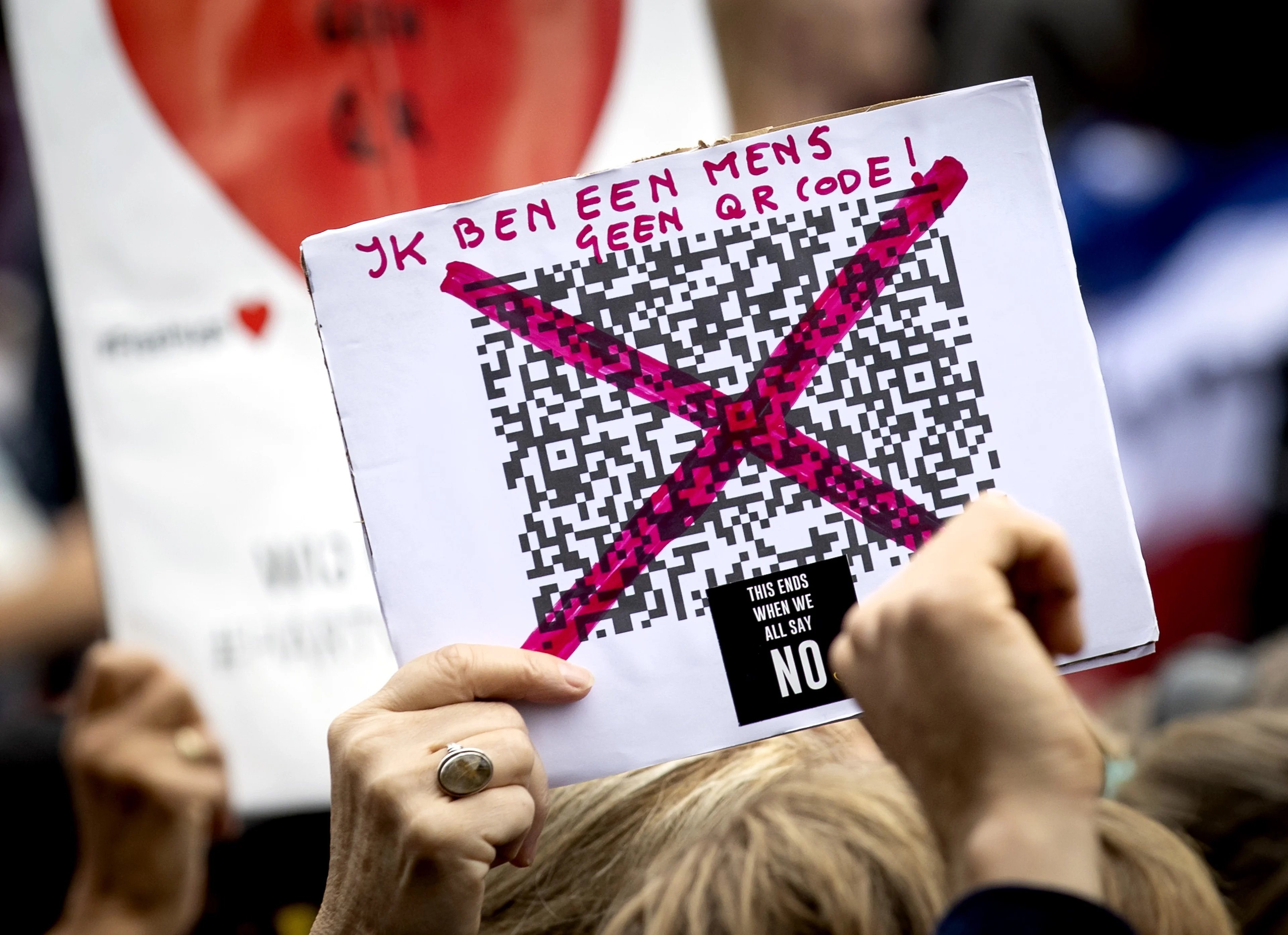 Nederland in Verzet demonstreert in Den Haag, politie naar parkeerterrein ADO om truckerskonvooi