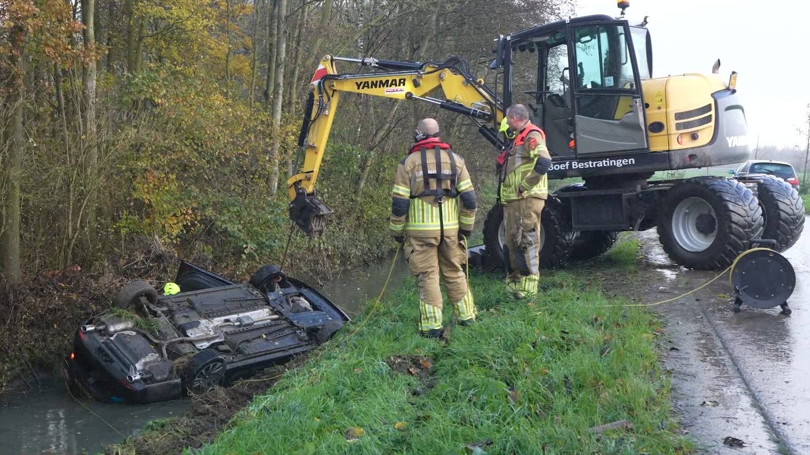 Kinderen die gewond uit auto in sloot gehaald werden blijken baby en peuter