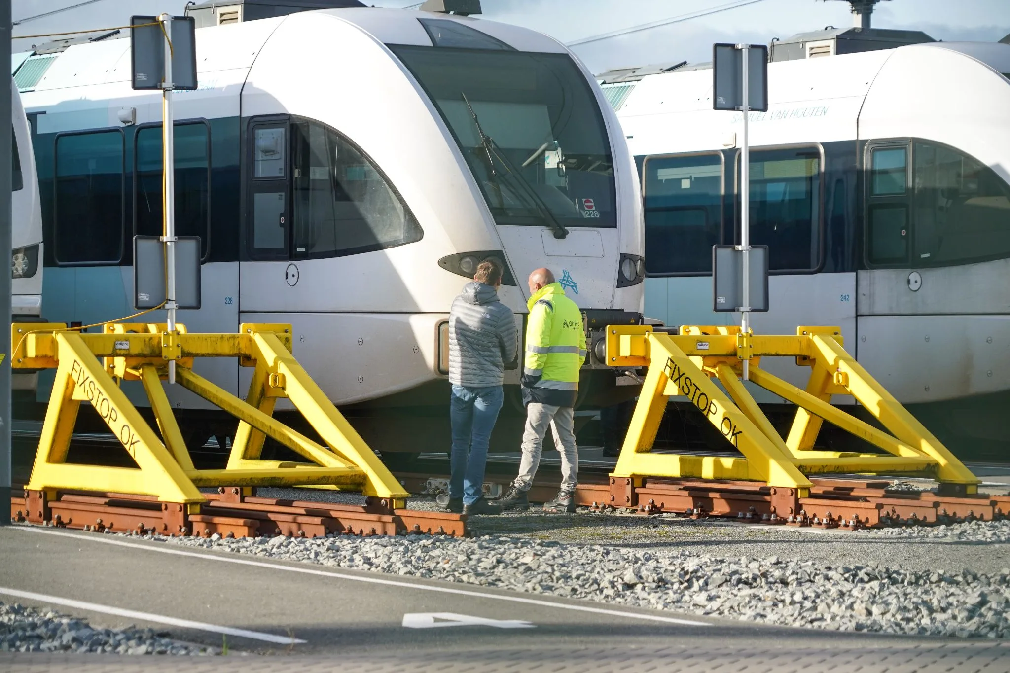 Politie doet onderzoek na berichten over verdachte situatie bij geparkeerde trein in Haren
