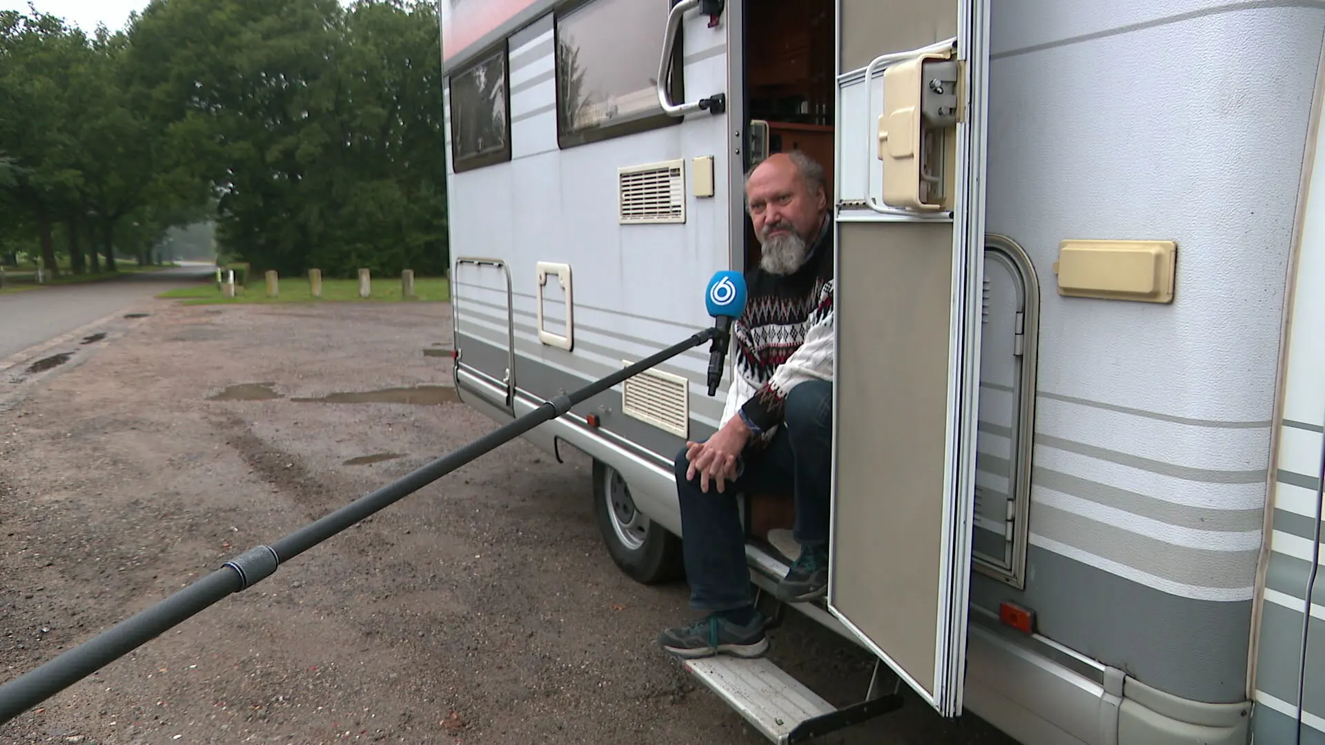 Pieter woont in camper vanwege kapsalon van buurvrouw: 'Anders word ik ziek'