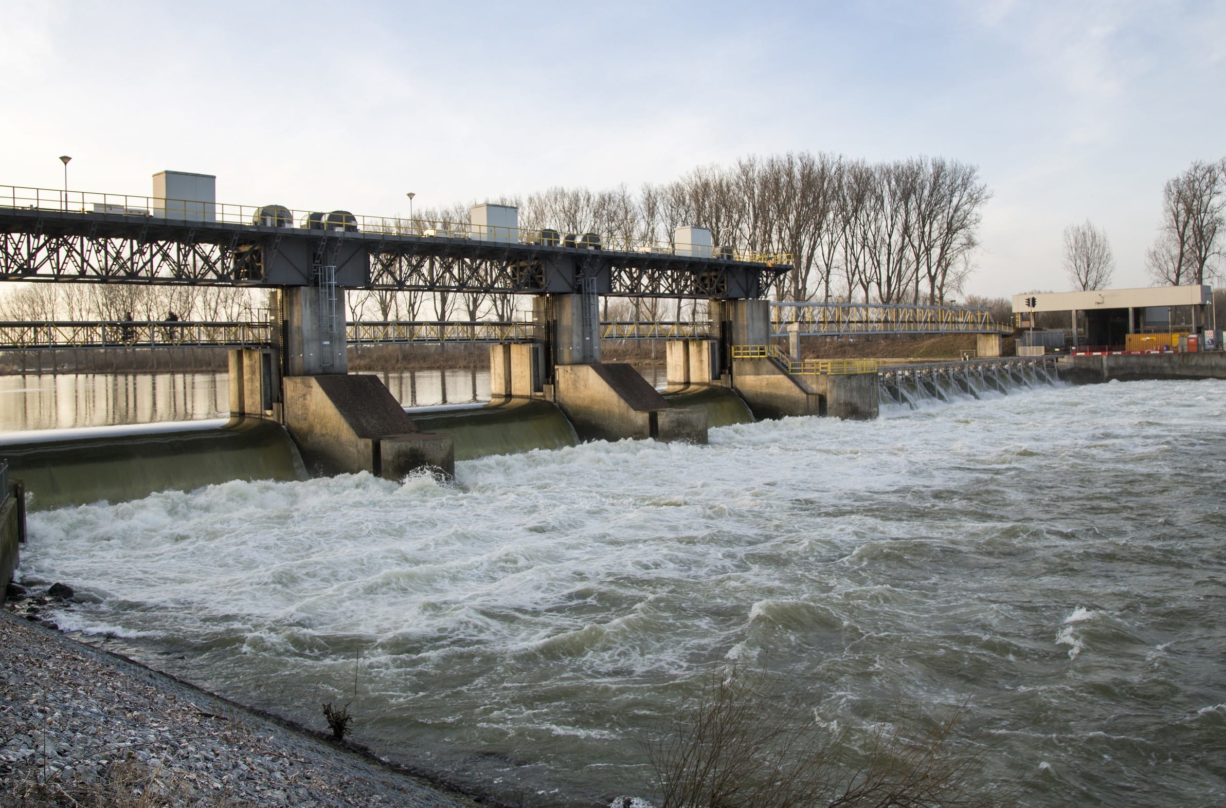 Scheuren ontdekt in delen van stuw bij Roermond