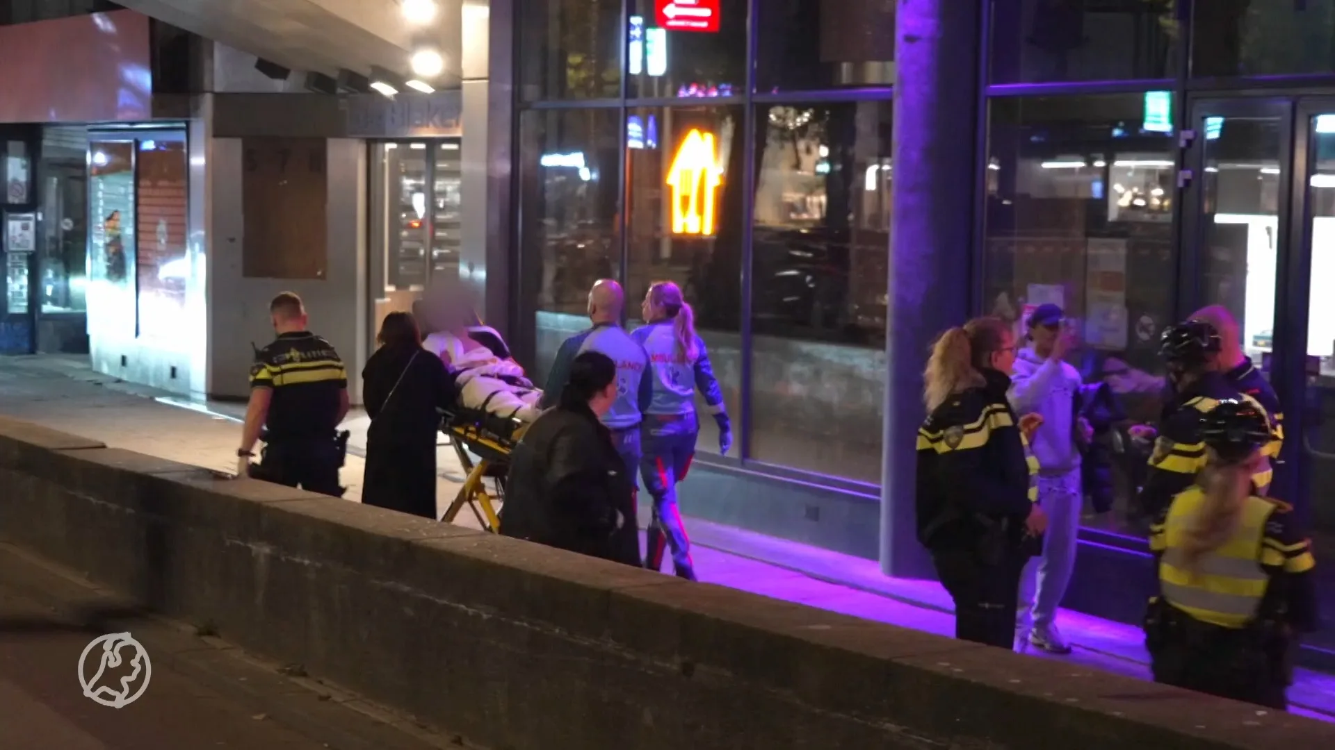 Persoon op straat neergestoken in Rotterdam, politie zoekt dader