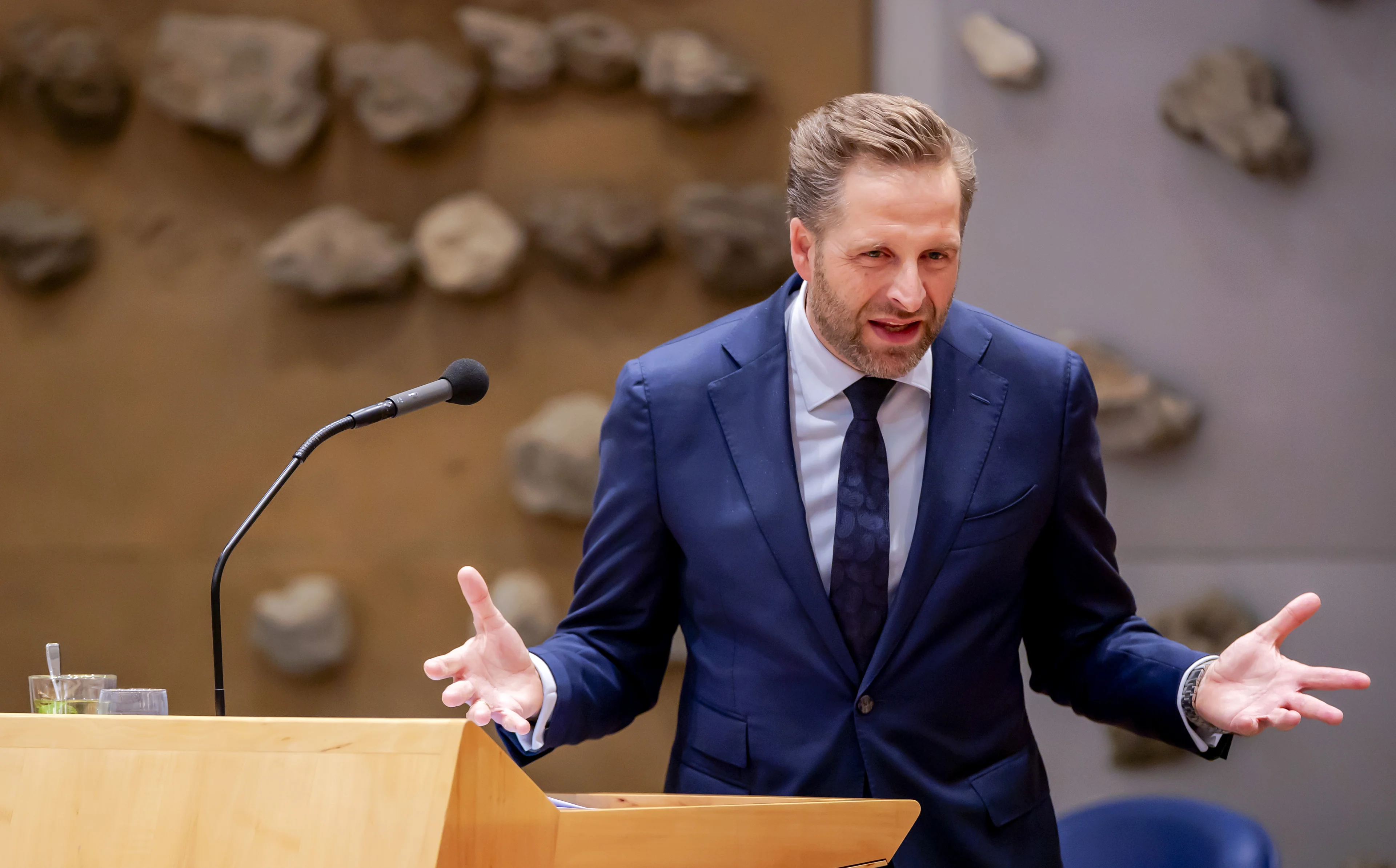 De Jonge biedt 'oprechte excuses' aan voor verzwijgen van contact met Van Lienden