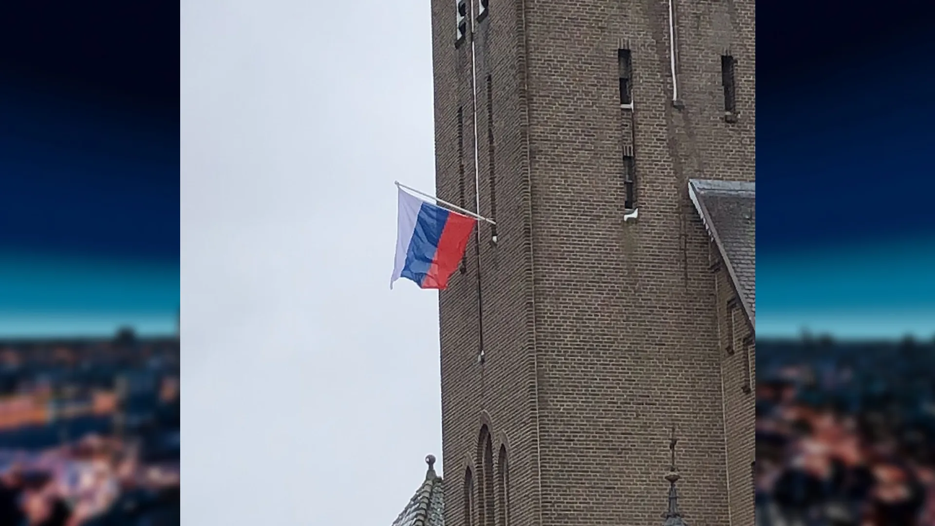 Russische vlag aan kerktoren maakt tongen los in Moerstraten: 'Ongemakkelijk'