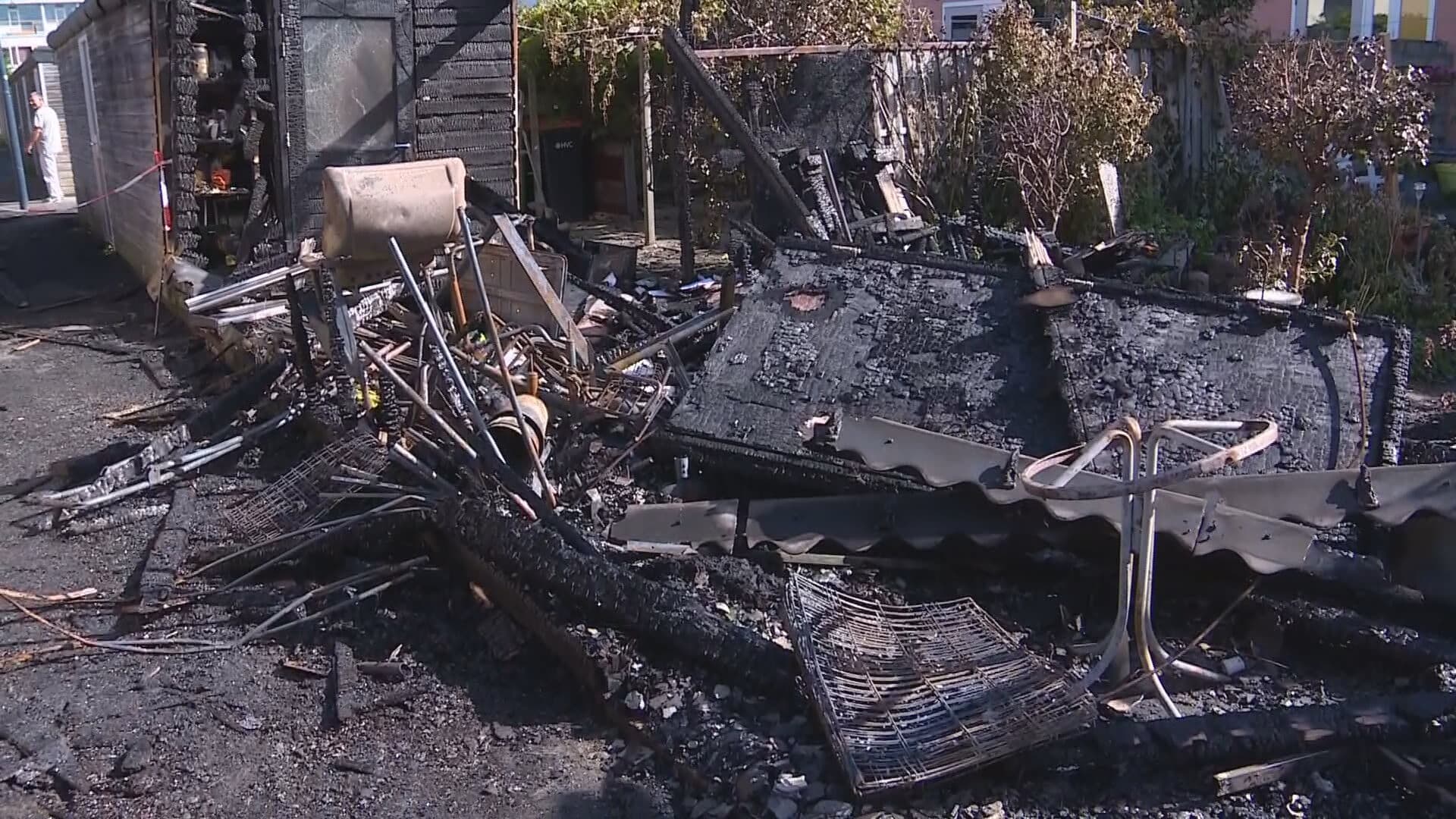 Vlammenzee legt zeven schuren in as in Hoorn: 'Spullen van mijn overleden man stonden in de schuur'