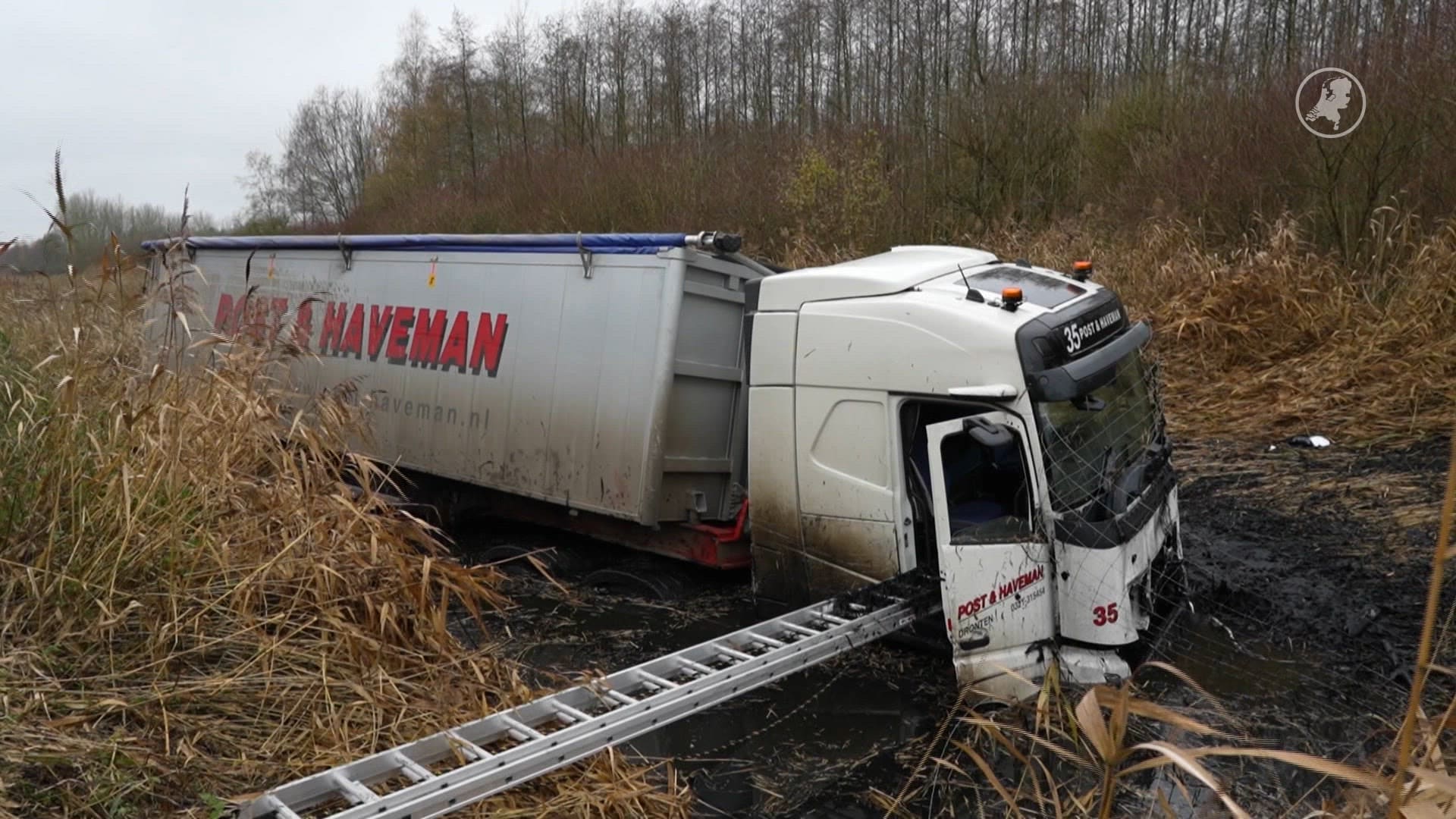 Vrachtwagen schiet over middenberm en belandt in sloot langs Gooiseweg Zeewolde