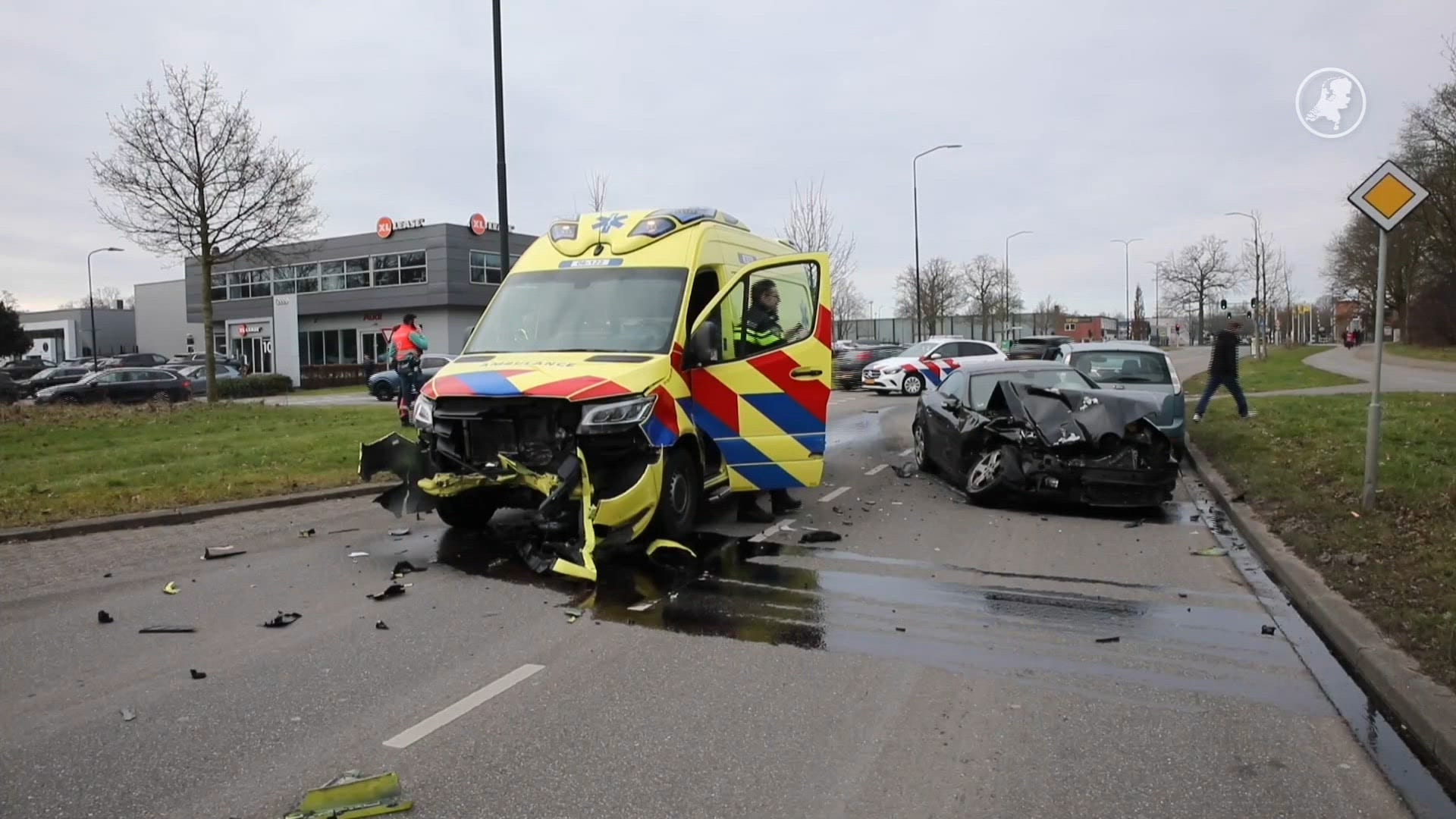 Frontale botsing tussen auto en ambulance in Apeldoorn