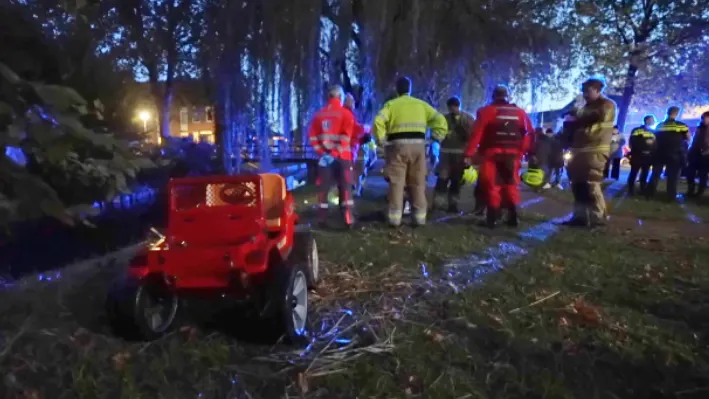 Hulpdiensten rukken massaal uit om 'voertuig te water', blijkt speelgoedautootje